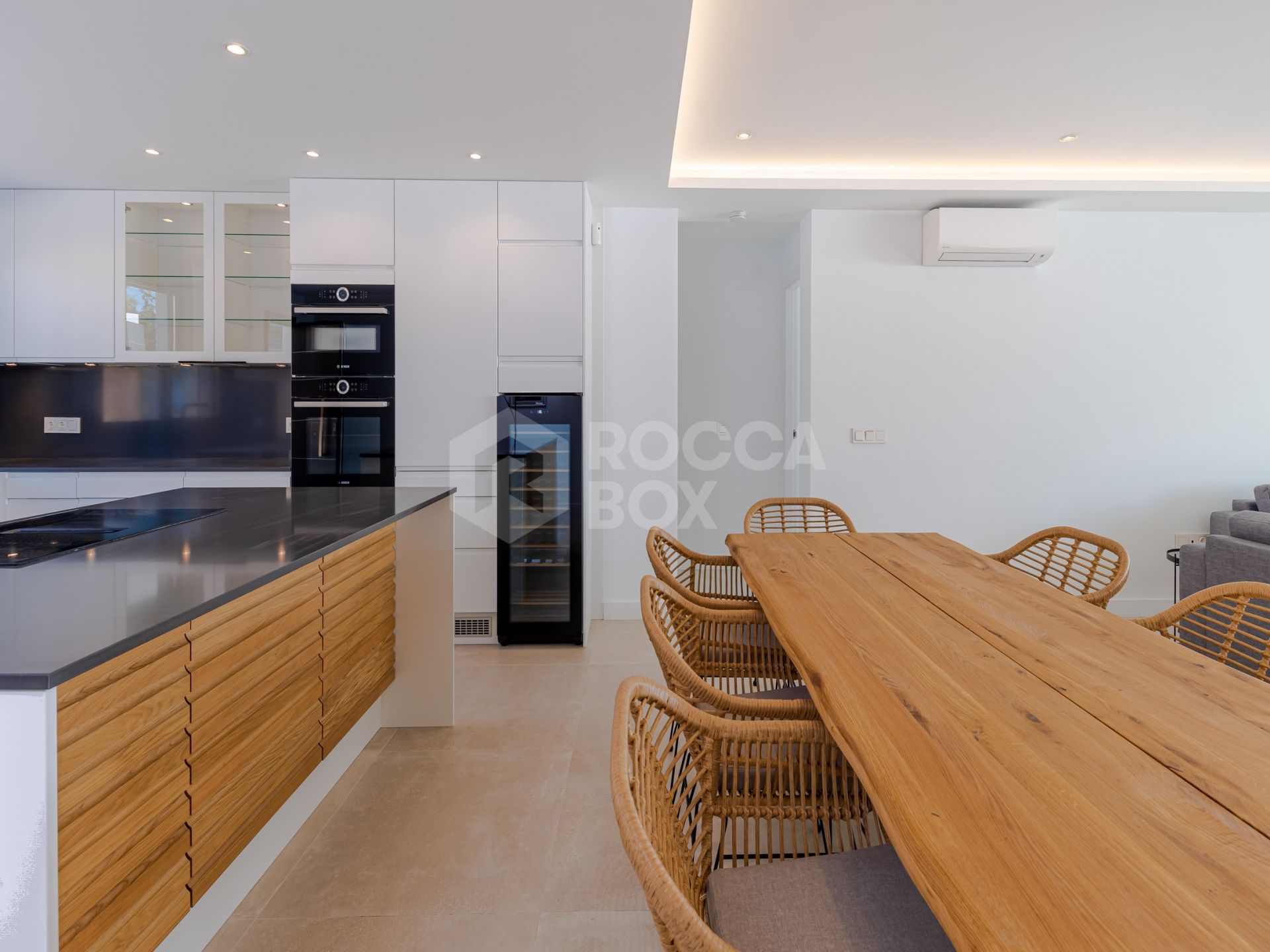 Seaside Bliss: Exquisite Villa with Unobstructed First-Line Sea Views