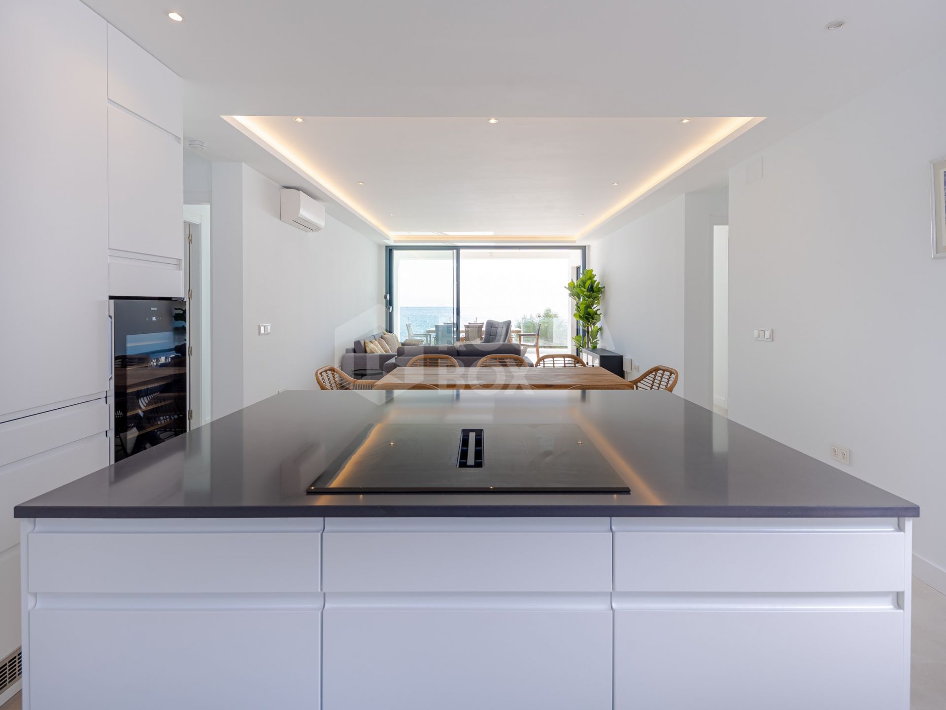 Seaside Bliss: Exquisite Villa with Unobstructed First-Line Sea Views