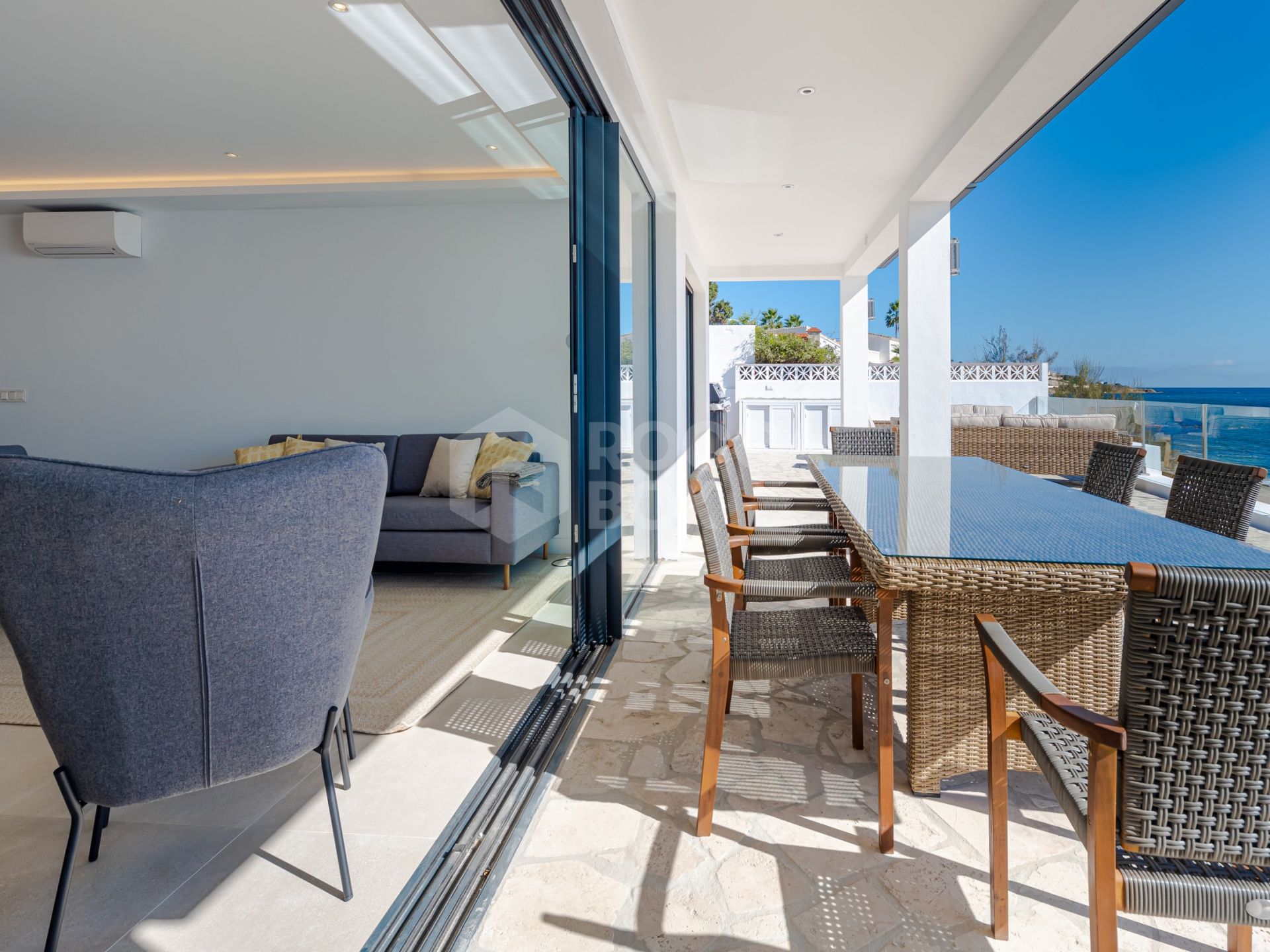 Seaside Bliss: Exquisite Villa with Unobstructed First-Line Sea Views