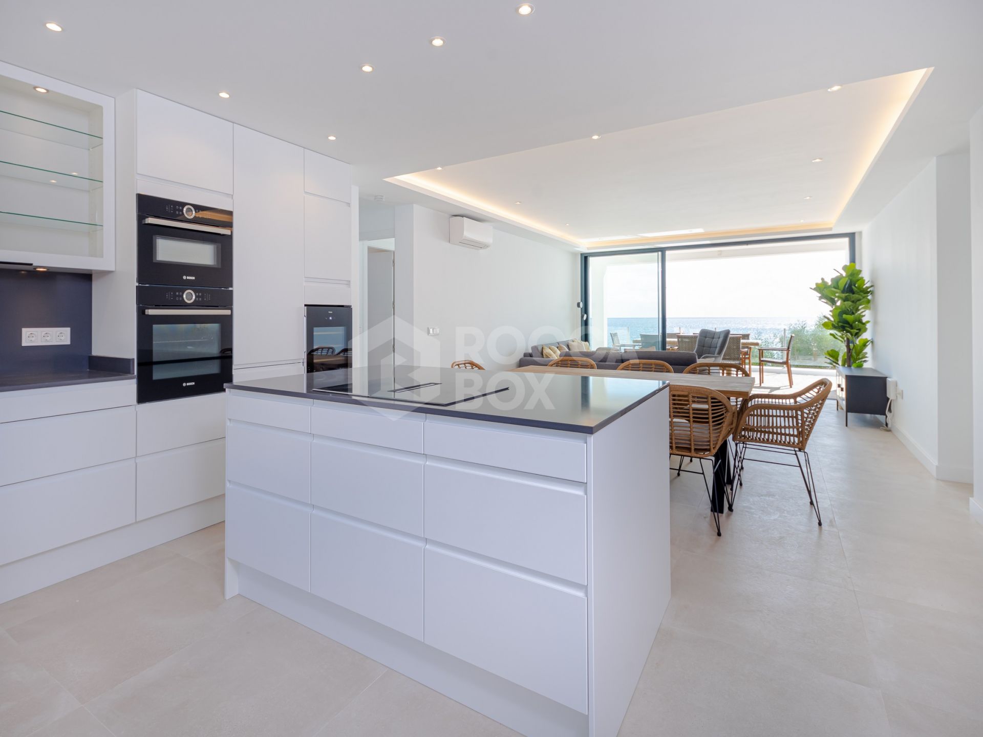 Seaside Bliss: Exquisite Villa with Unobstructed First-Line Sea Views