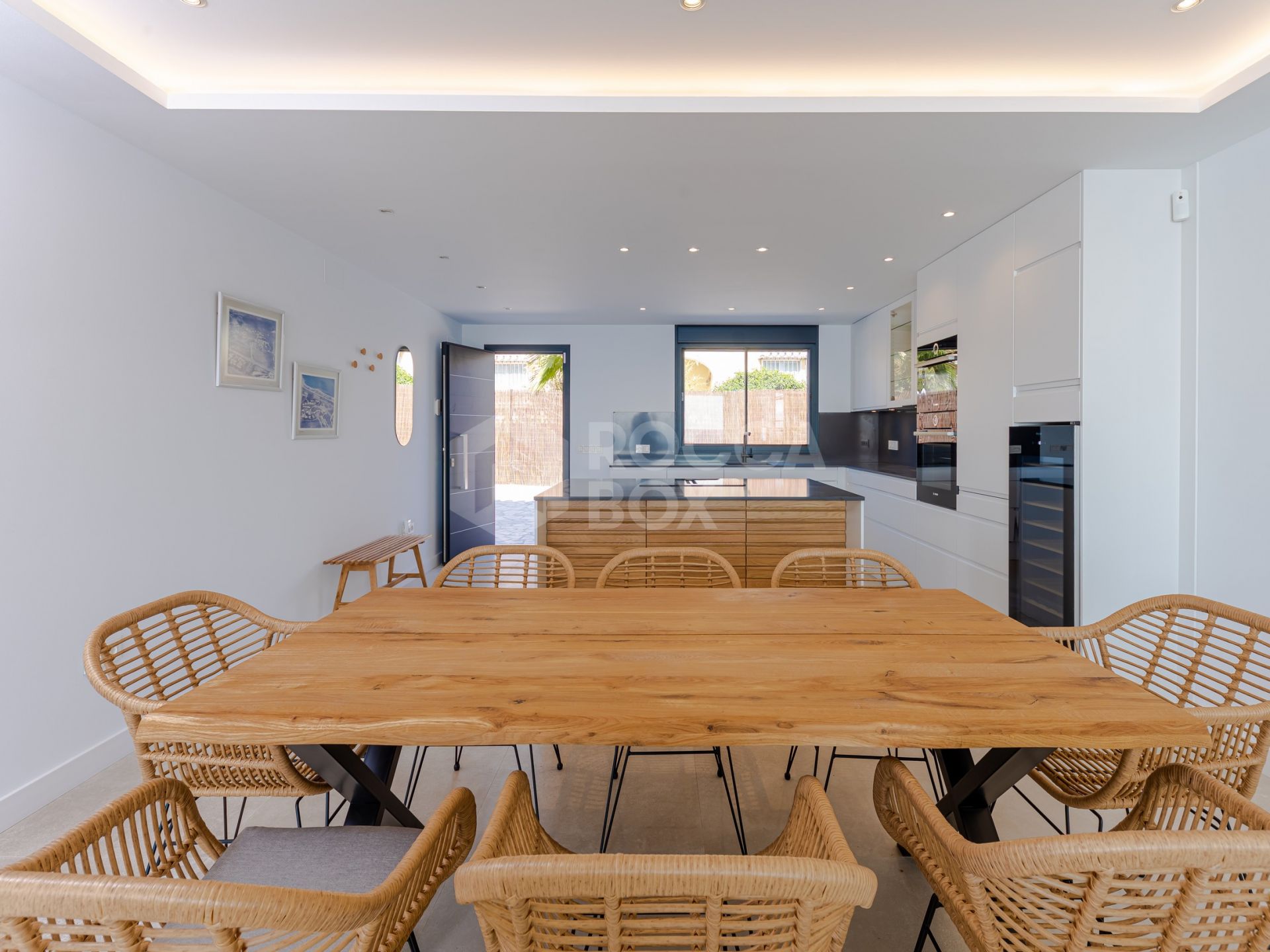 Seaside Bliss: Exquisite Villa with Unobstructed First-Line Sea Views