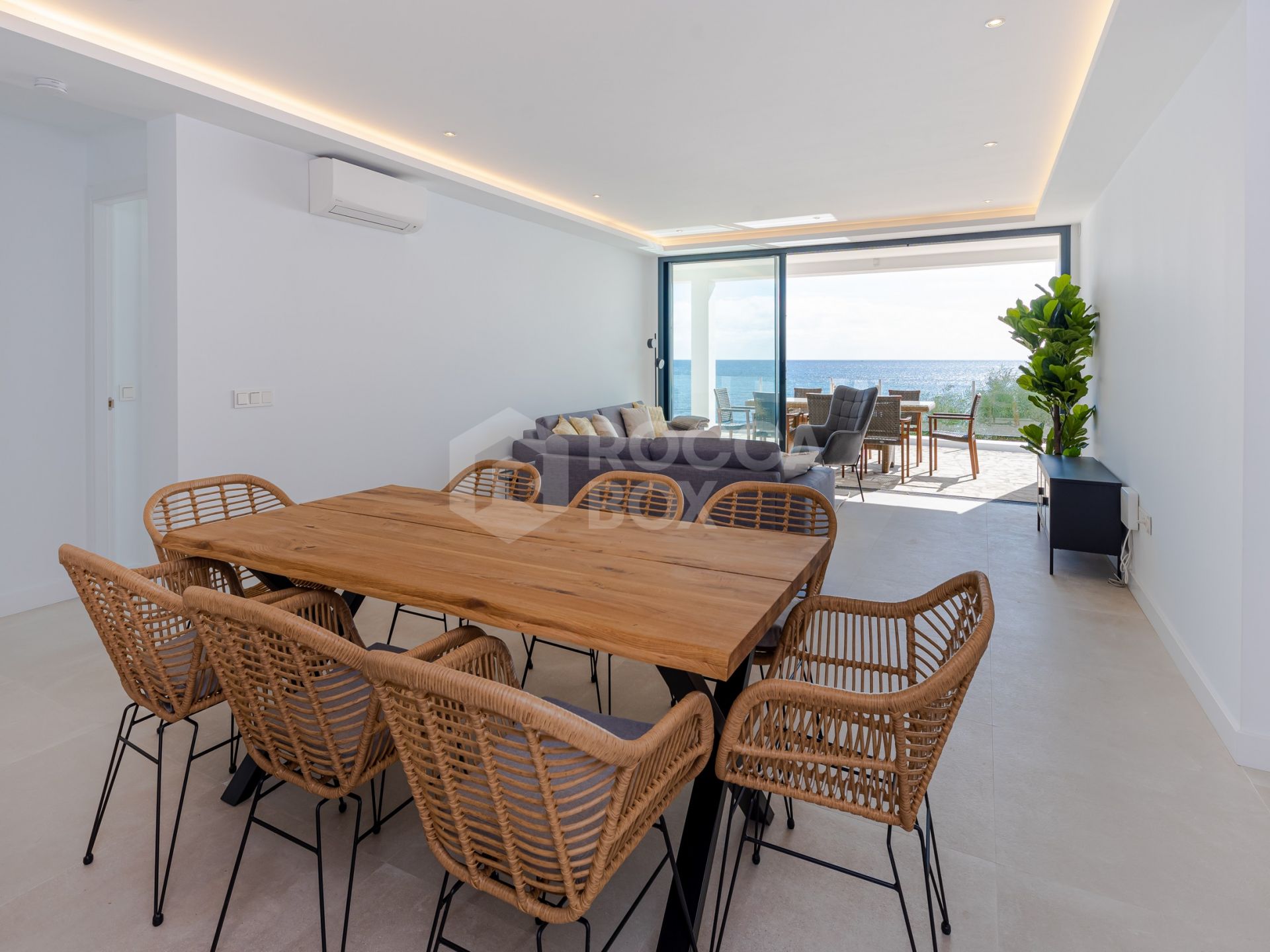 Seaside Bliss: Exquisite Villa with Unobstructed First-Line Sea Views