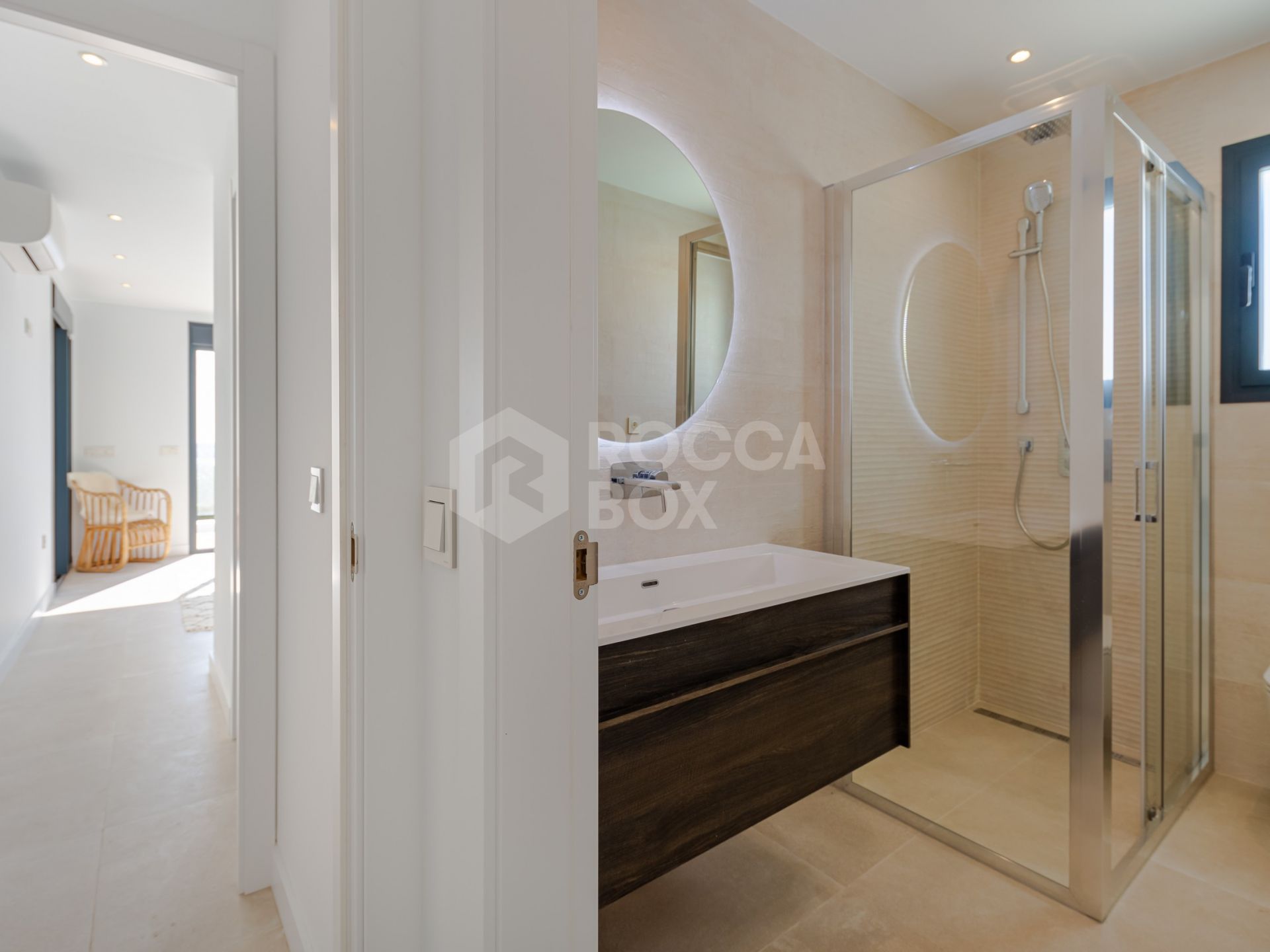 Seaside Bliss: Exquisite Villa with Unobstructed First-Line Sea Views