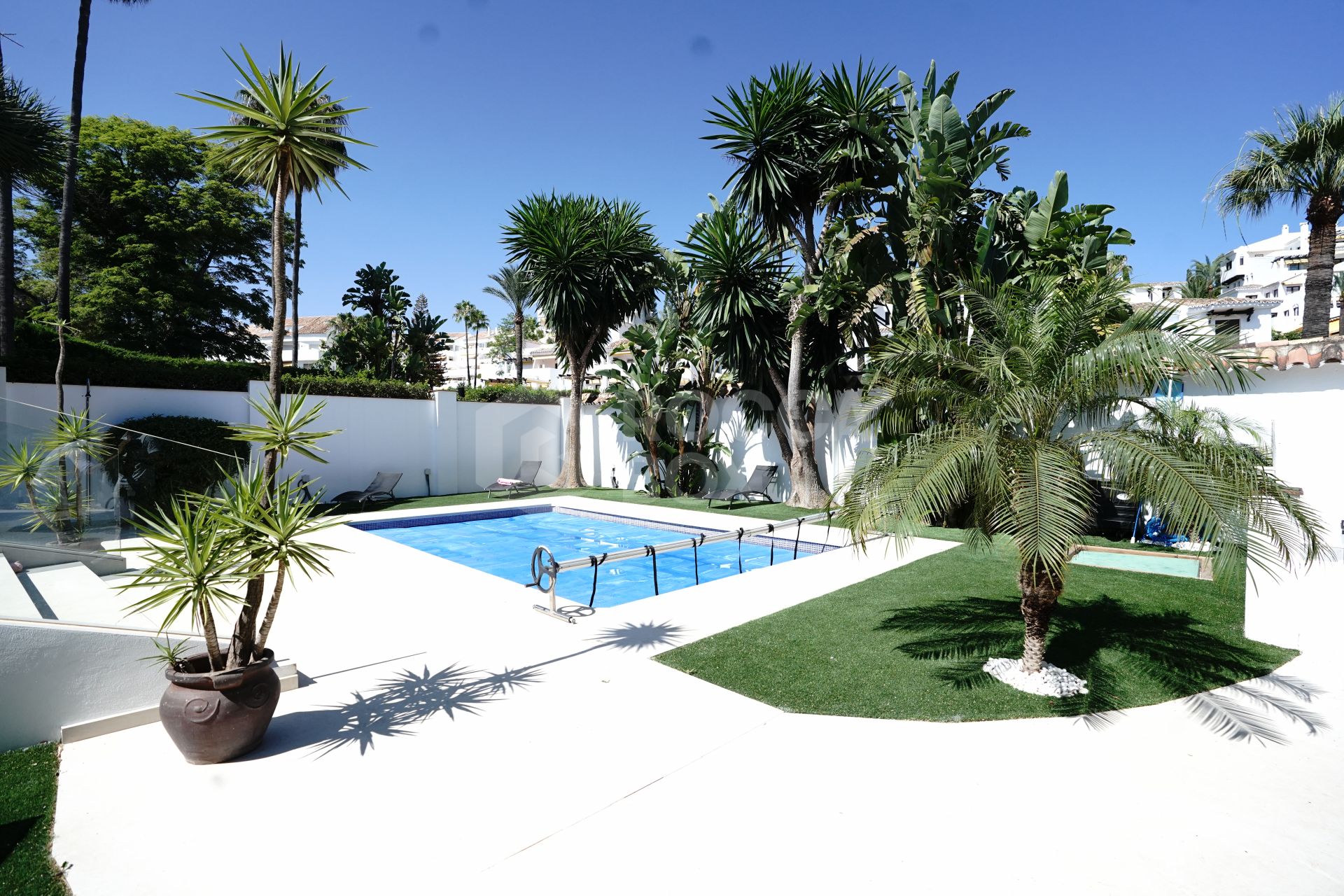 Exquisite Renovated Villa in the Heart of Nueva Andalucía with Private Pool