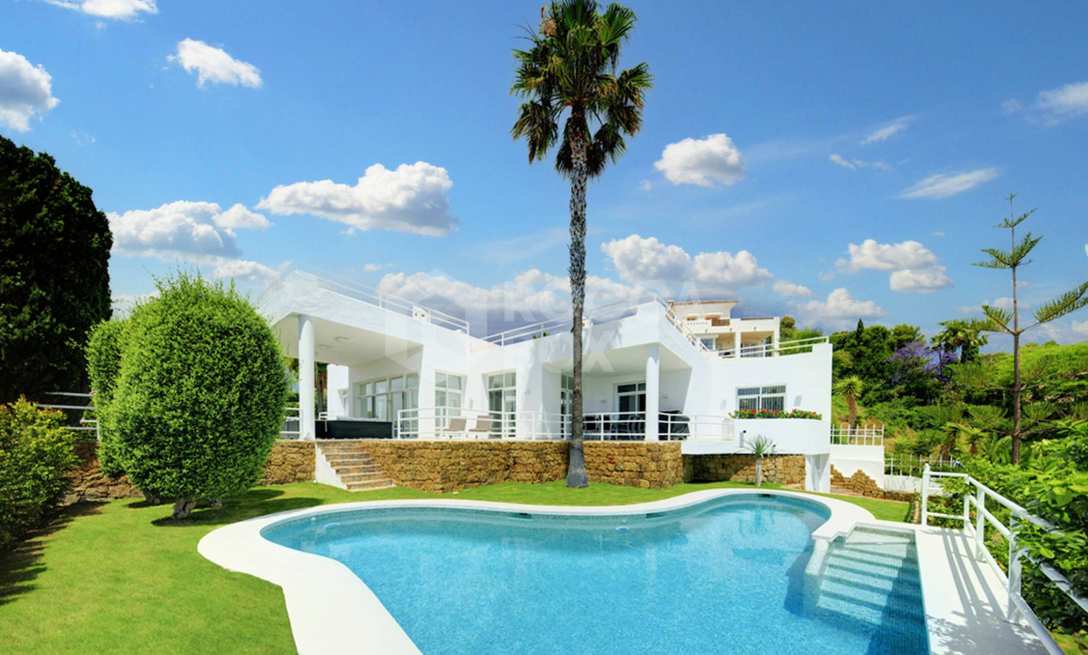 Contemporary Villa Situated In The Surroundings Of La Quinta Golf & Country Club.