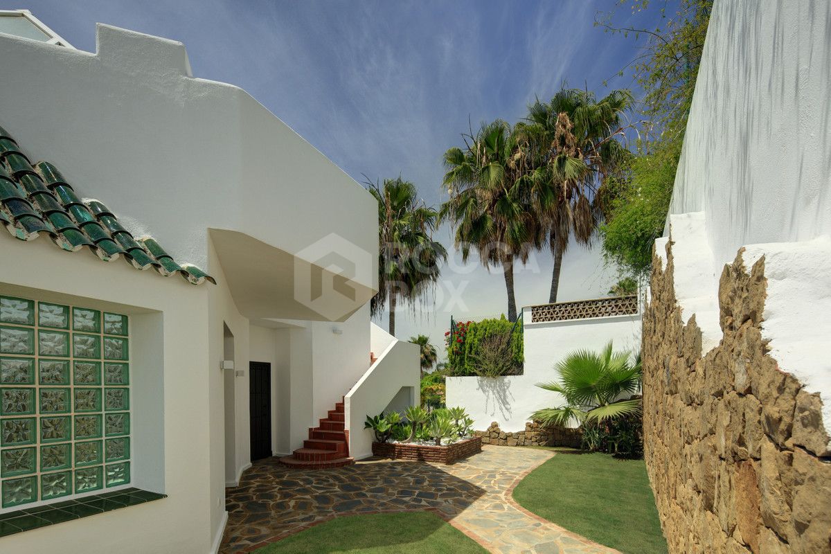 Contemporary Villa Situated In The Surroundings Of La Quinta Golf & Country Club.