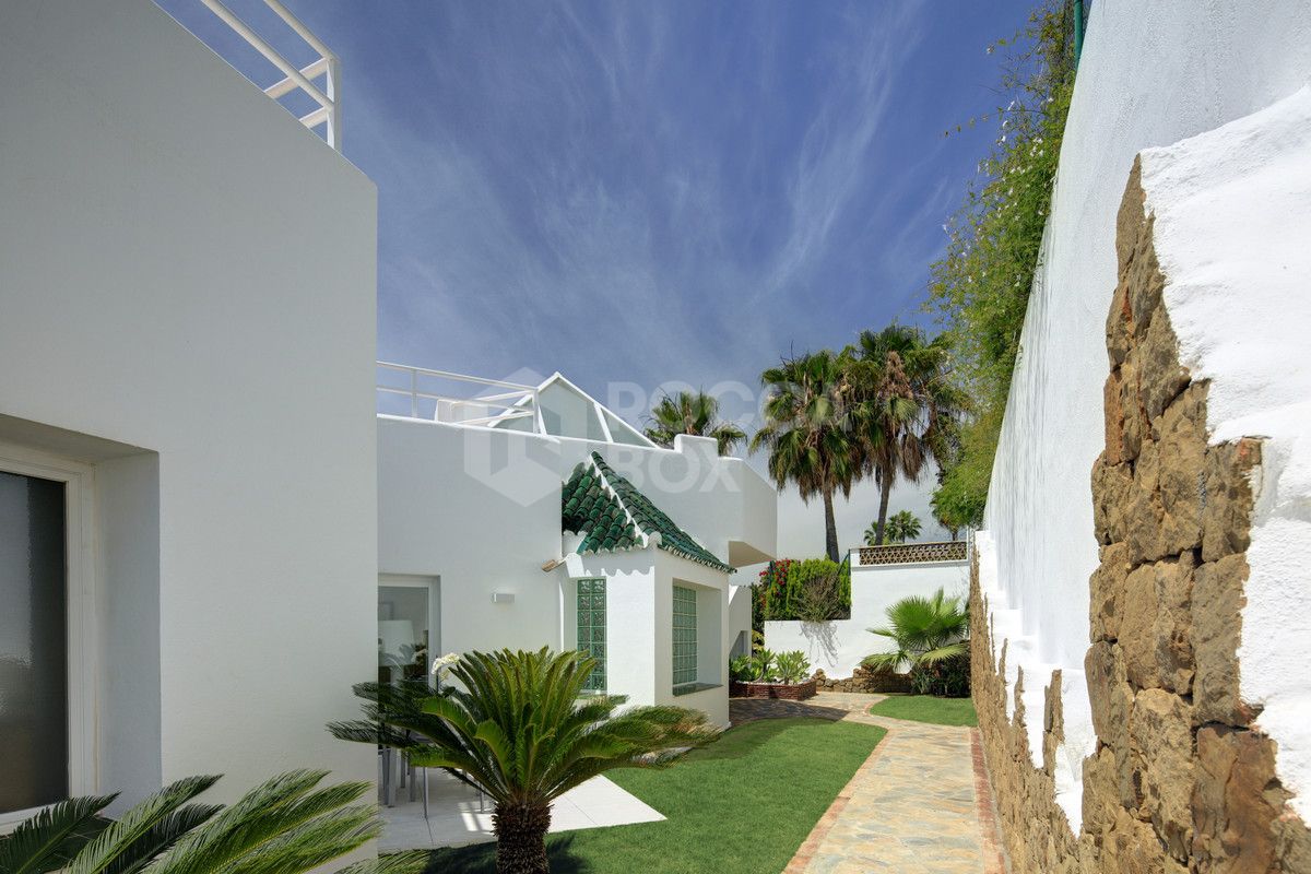 Contemporary Villa Situated In The Surroundings Of La Quinta Golf & Country Club.