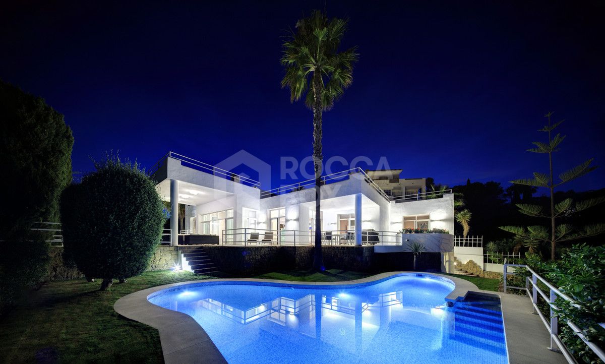 Contemporary Villa Situated In The Surroundings Of La Quinta Golf & Country Club.