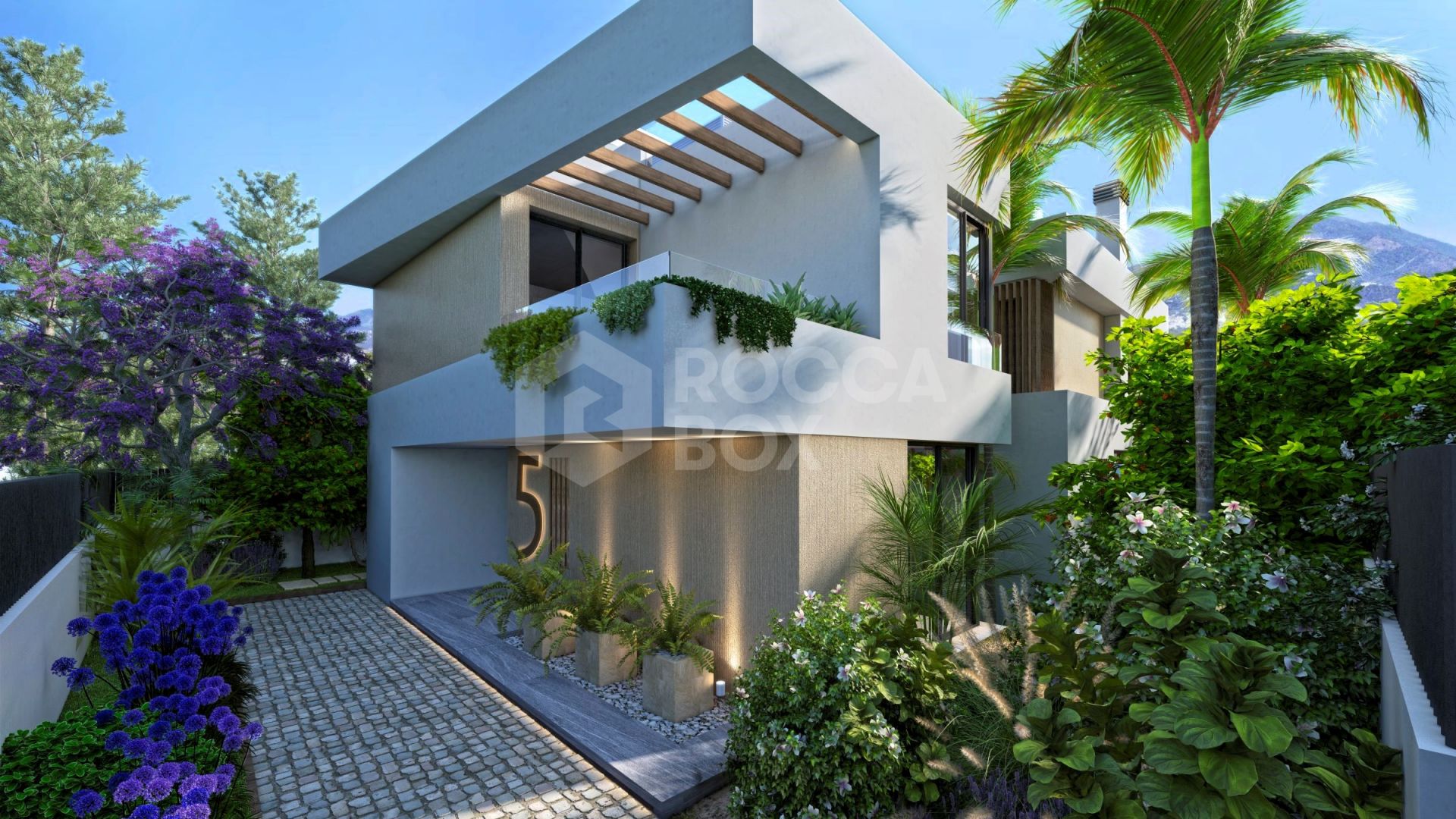 LUXURY SOUTH-FACING VILLA IN PUERTO BANÚS, MARBELLA