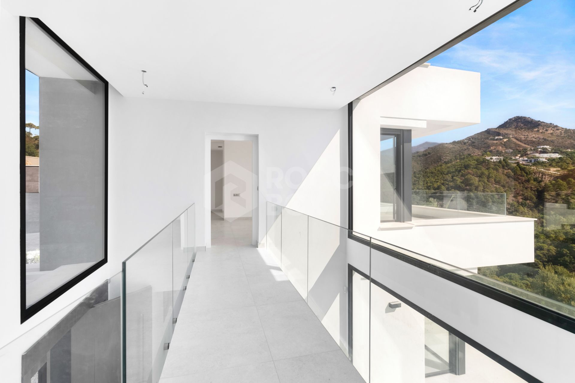 Luxurious Modern Villa with Panoramic Views in Monte Mayor