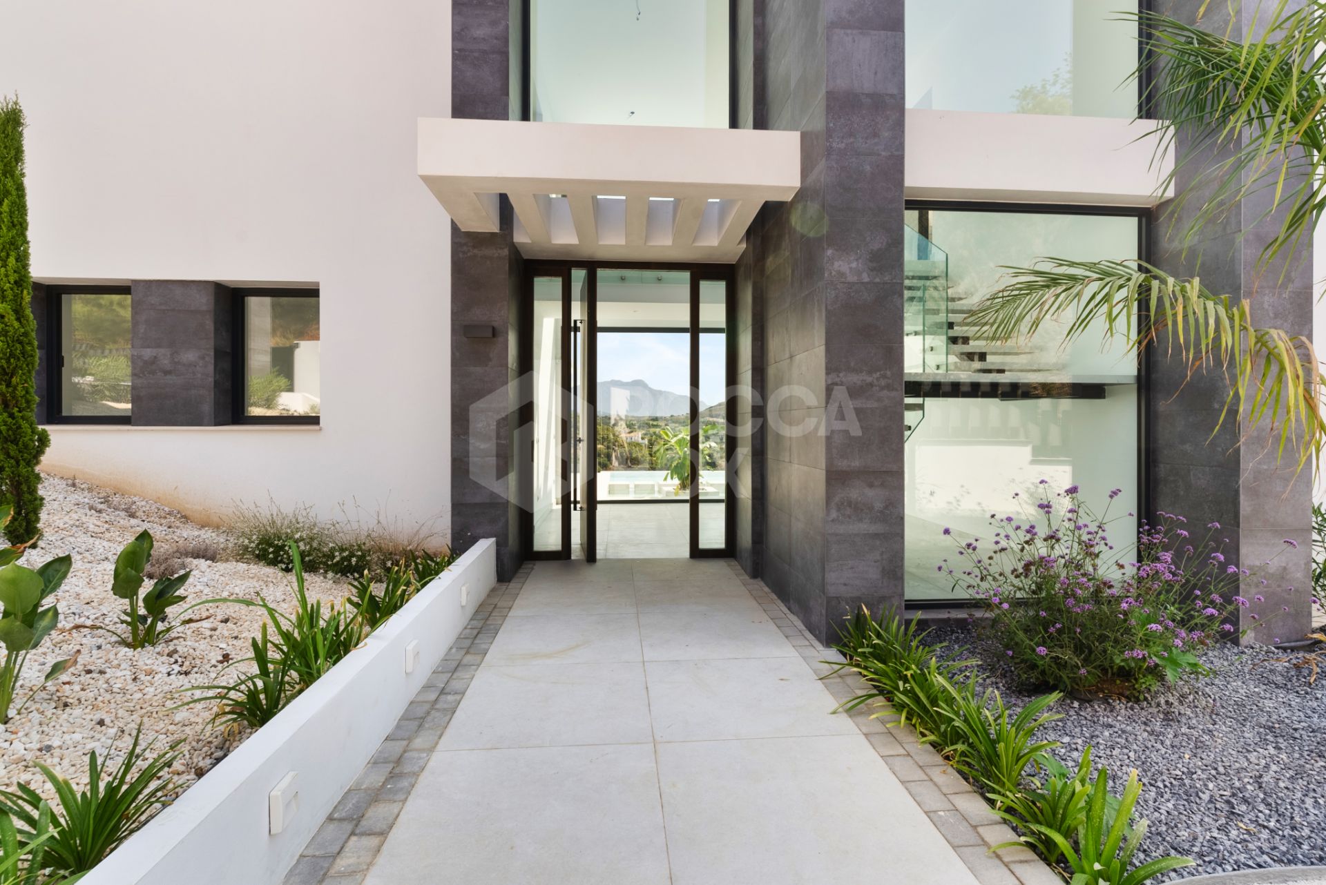 Luxurious Modern Villa with Panoramic Views in Monte Mayor