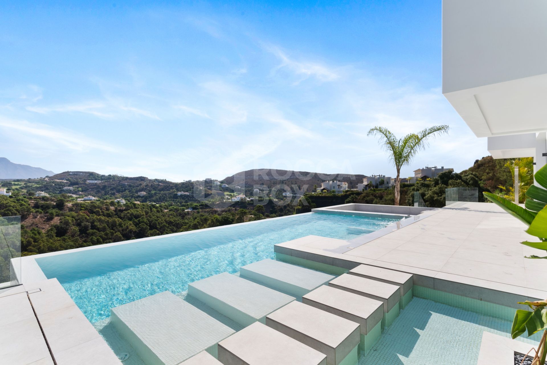 Luxurious Modern Villa with Panoramic Views in Monte Mayor