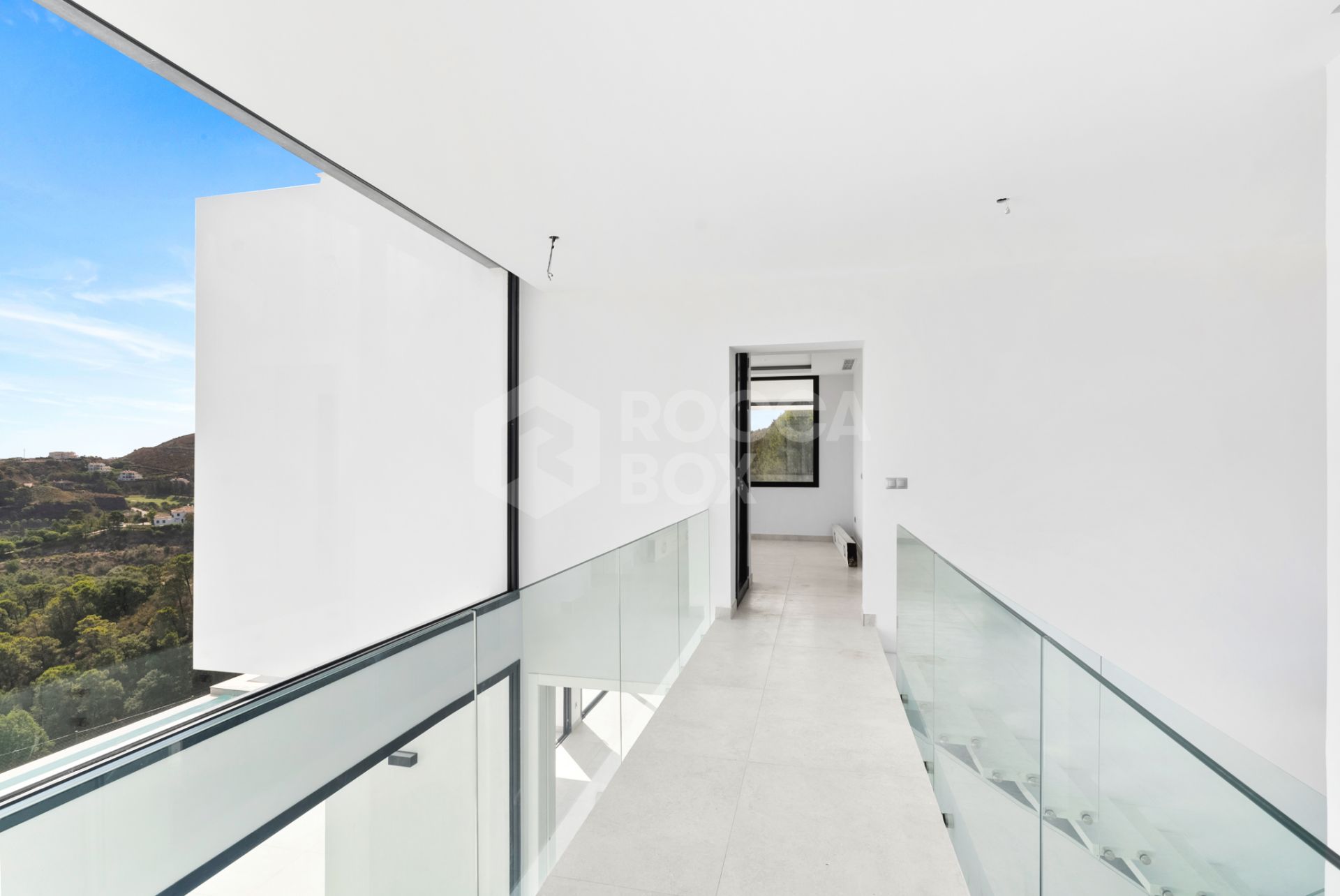 Luxurious Modern Villa with Panoramic Views in Monte Mayor