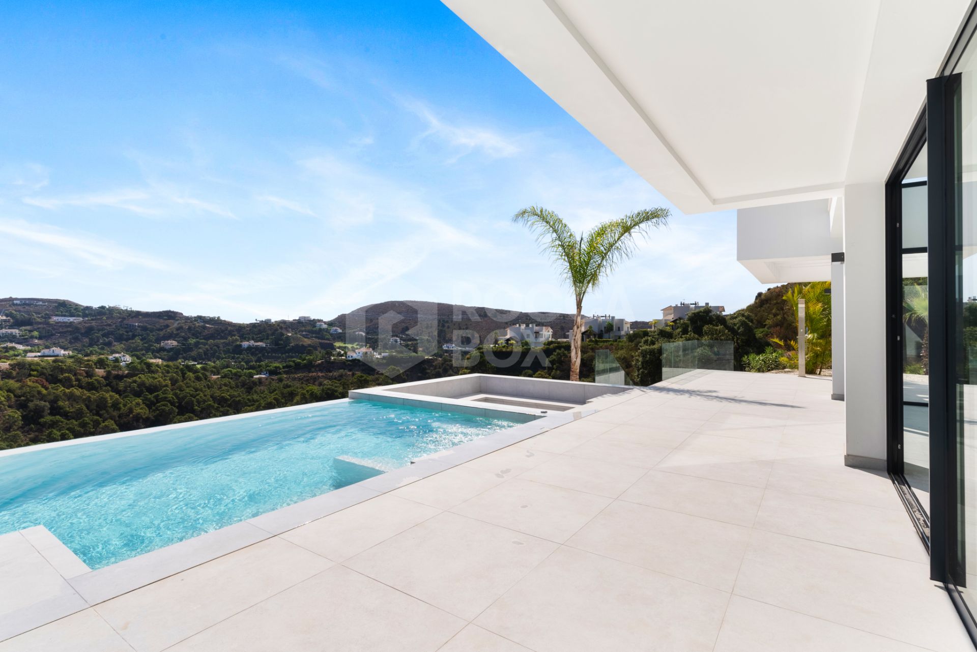 Luxurious Modern Villa with Panoramic Views in Monte Mayor
