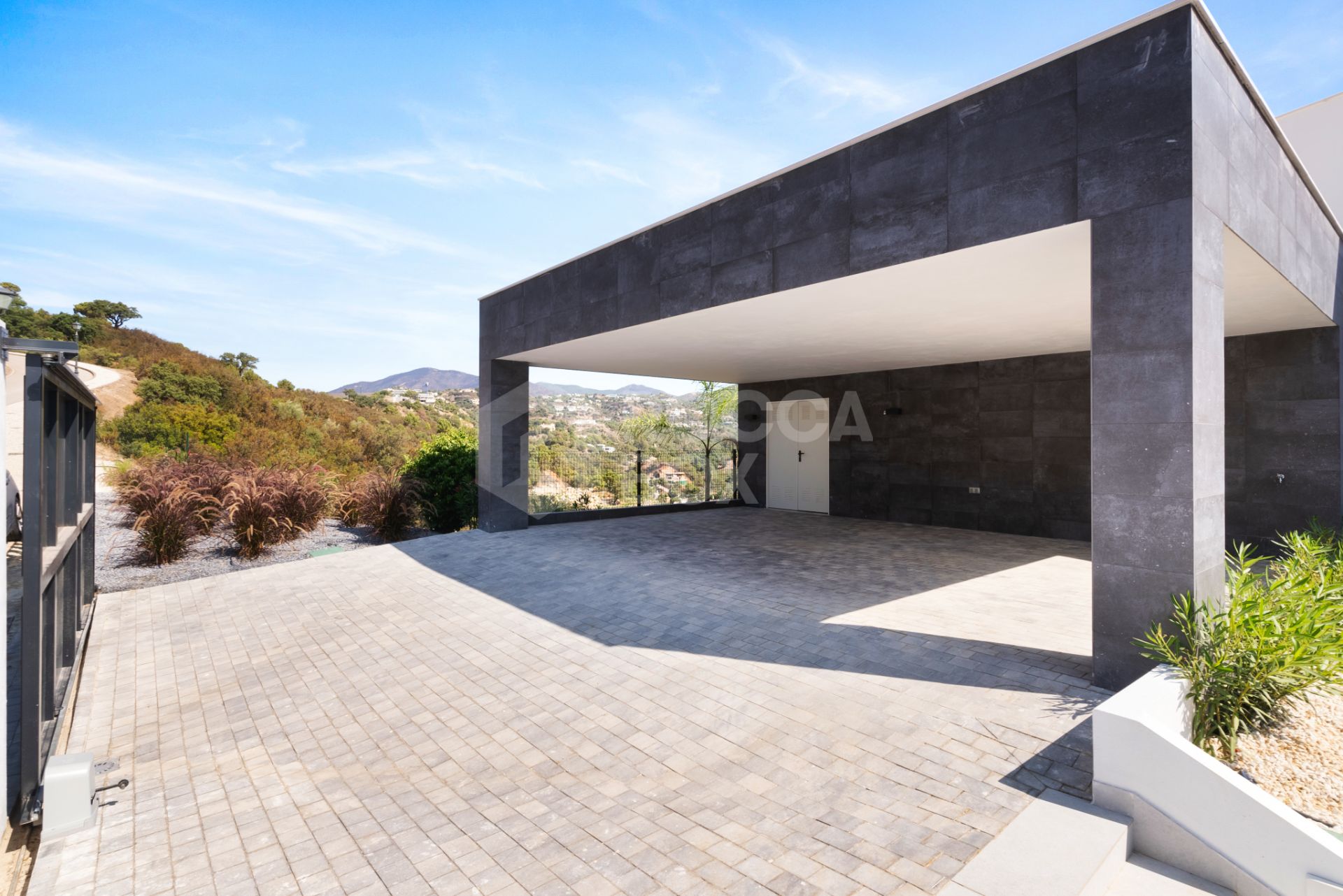 Luxurious Modern Villa with Panoramic Views in Monte Mayor