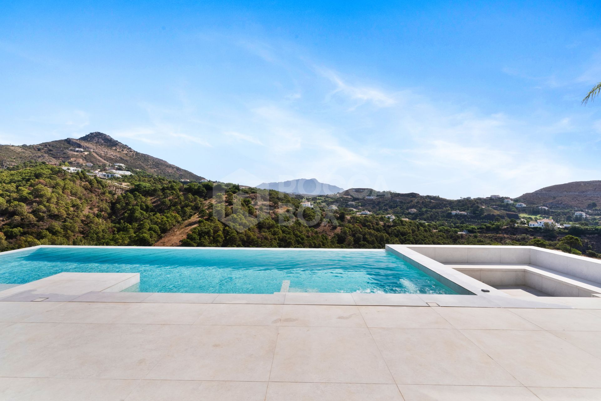Luxurious Modern Villa with Panoramic Views in Monte Mayor