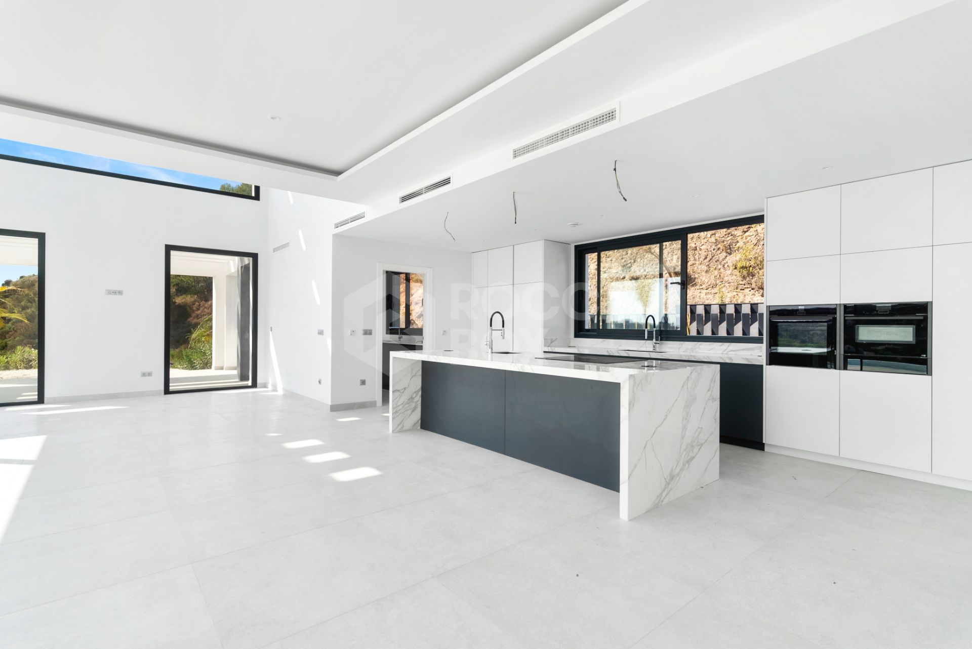 Luxurious Modern Villa with Panoramic Views in Monte Mayor