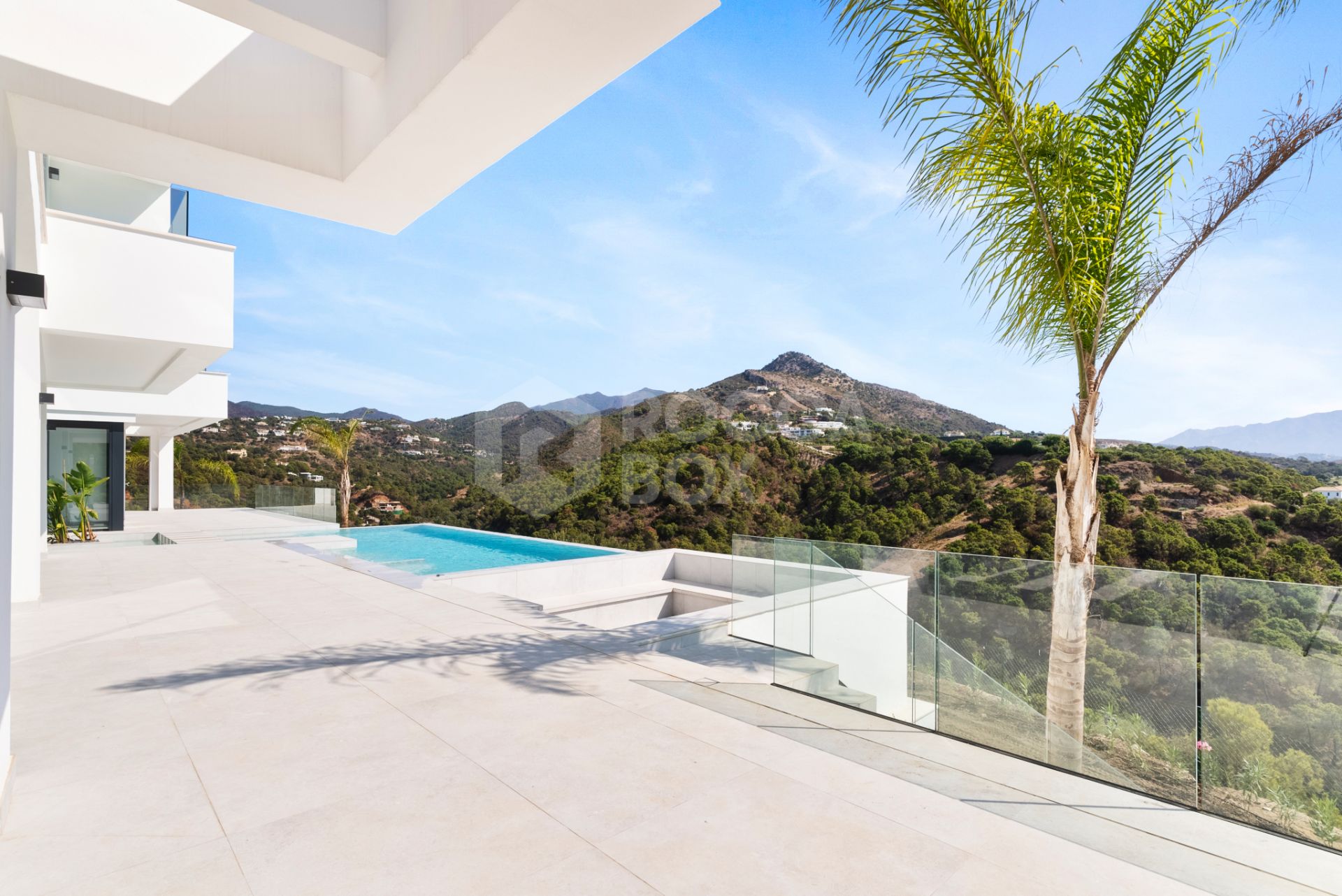 Luxurious Modern Villa with Panoramic Views in Monte Mayor