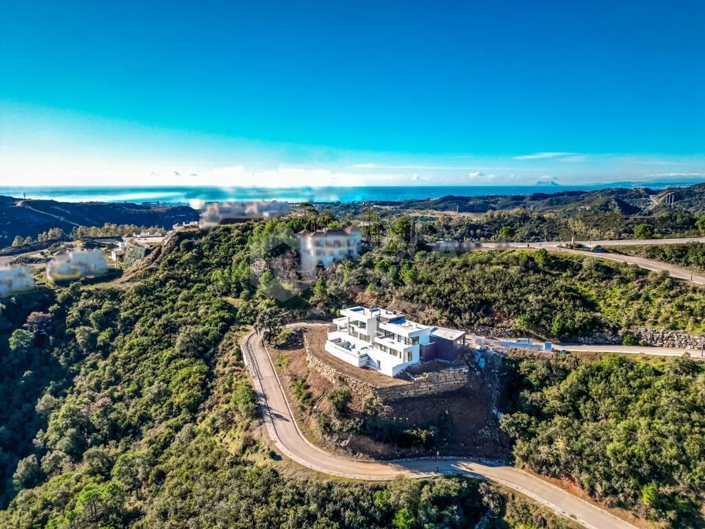 Luxurious Modern Villa with Panoramic Views in Monte Mayor