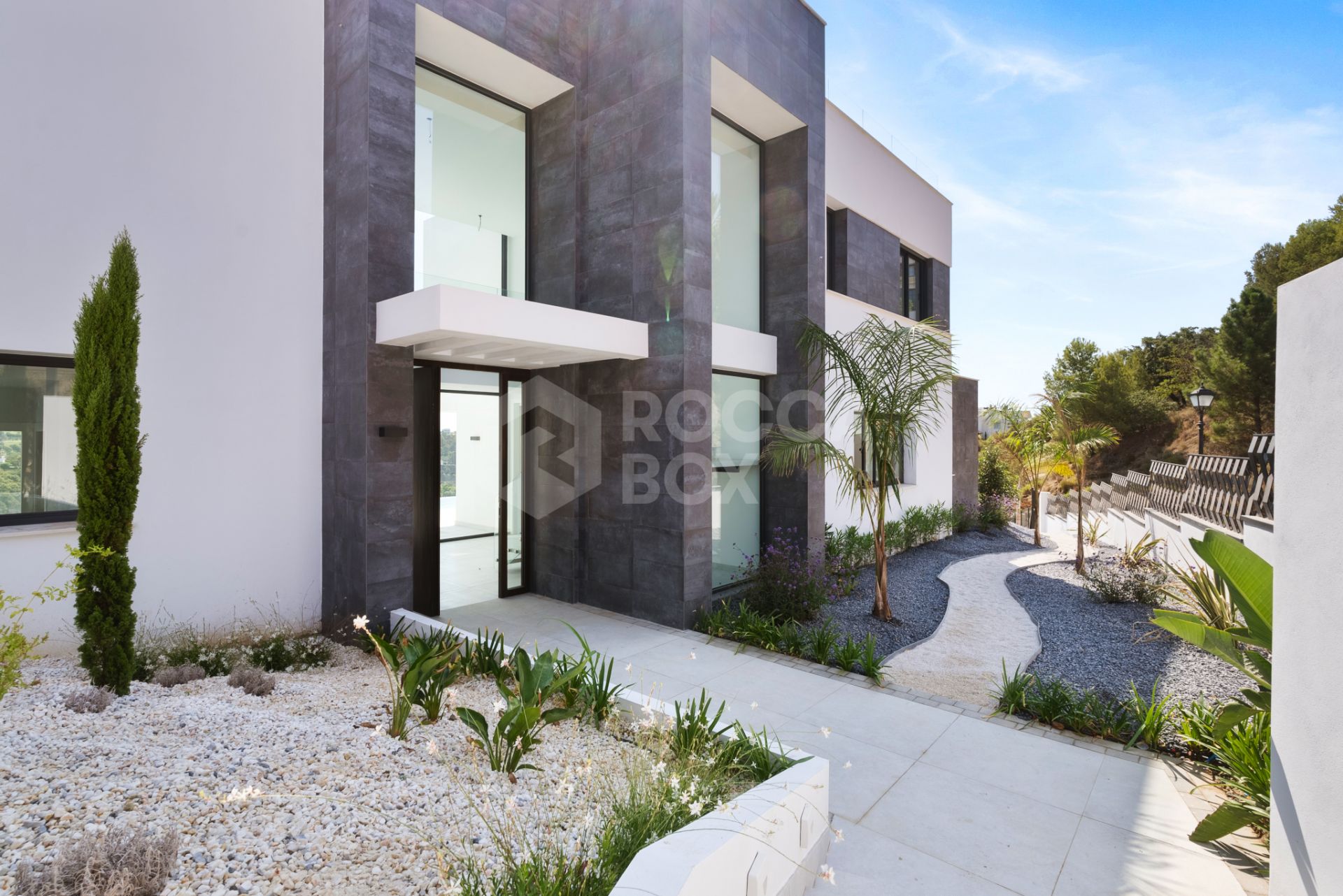 Luxurious Modern Villa with Panoramic Views in Monte Mayor