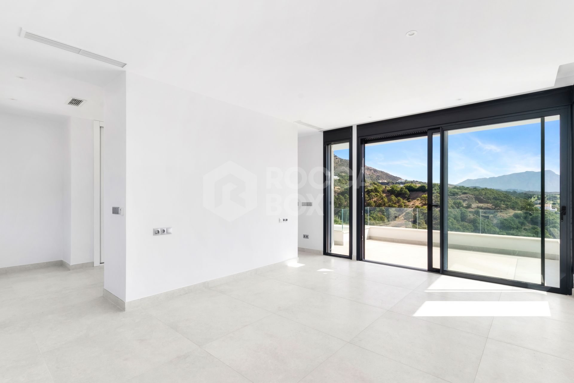 Luxurious Modern Villa with Panoramic Views in Monte Mayor