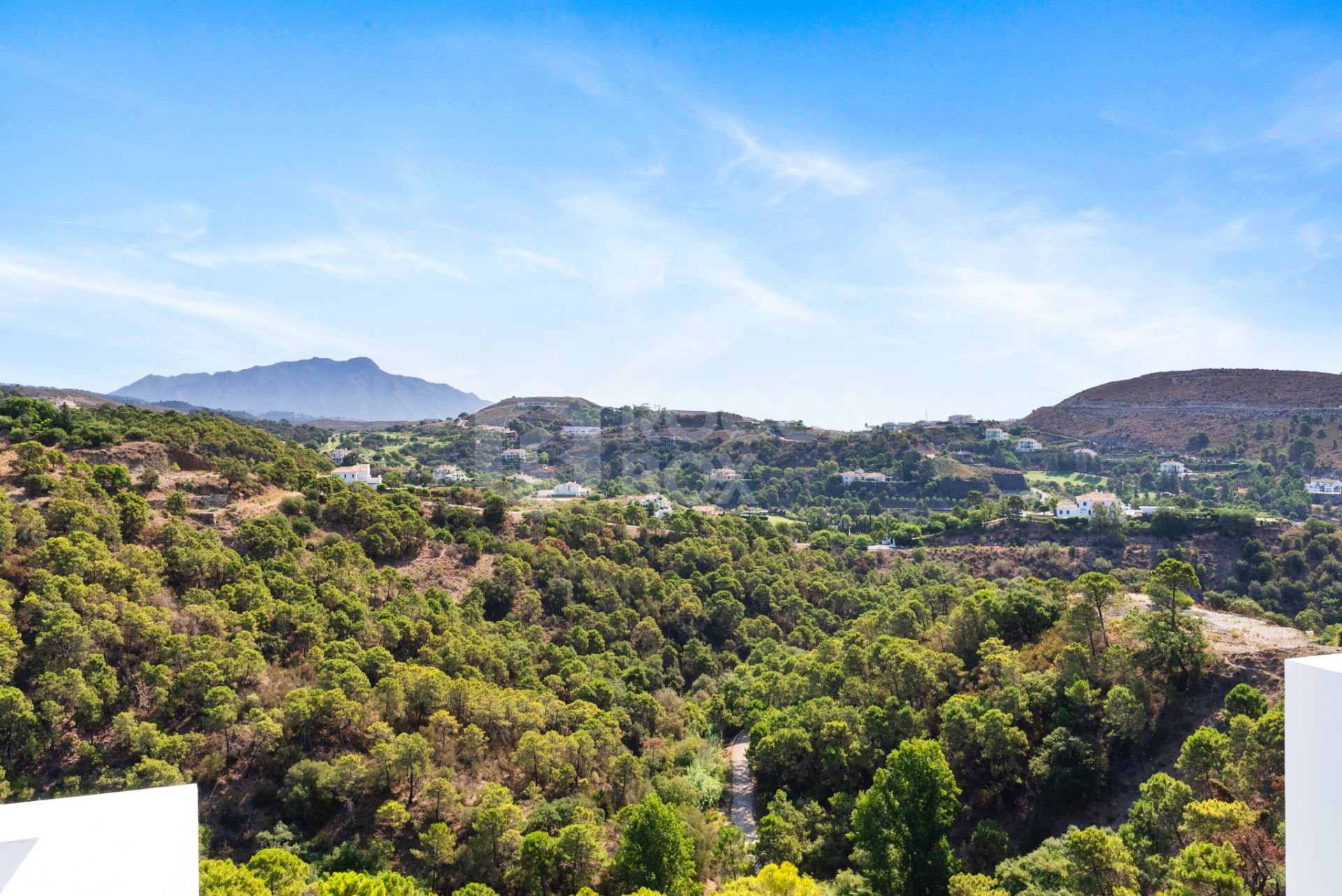 Luxurious Modern Villa with Panoramic Views in Monte Mayor