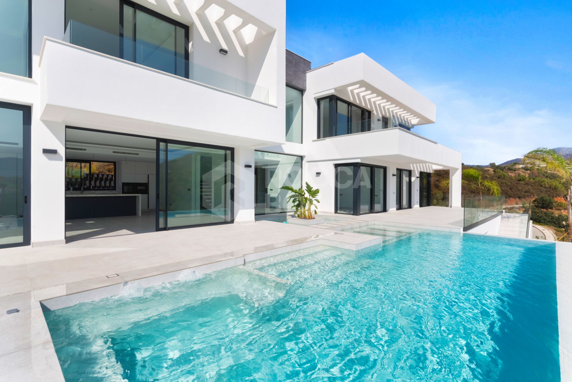Luxurious Modern Villa with Panoramic Views in Monte Mayor