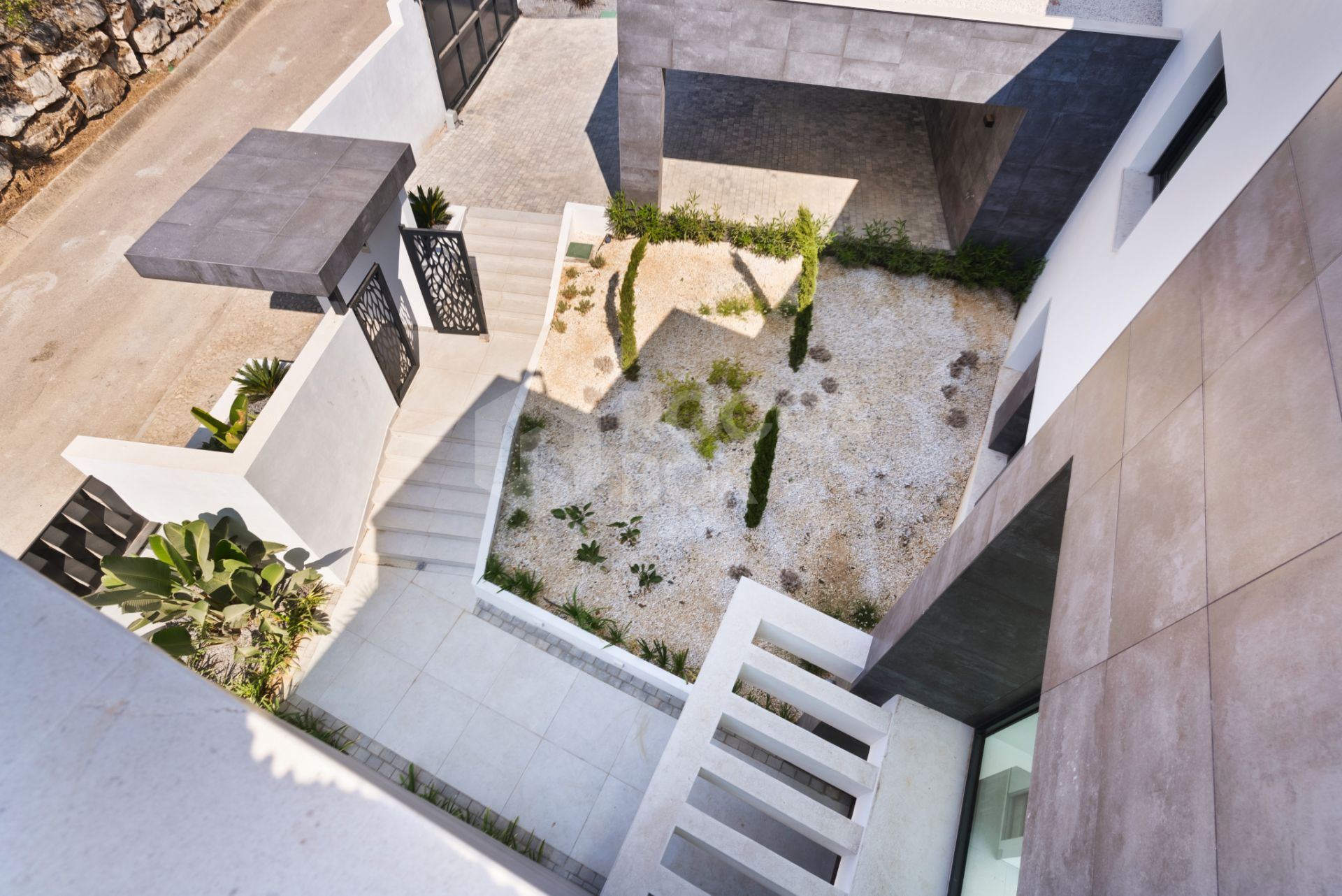 Luxurious Modern Villa with Panoramic Views in Monte Mayor