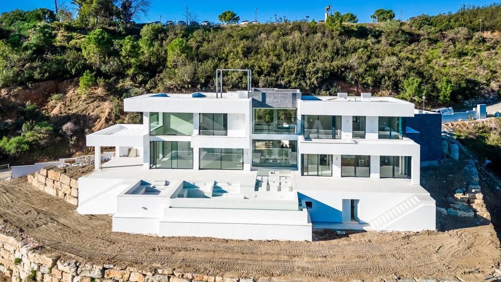 Luxurious Modern Villa with Panoramic Views in Monte Mayor
