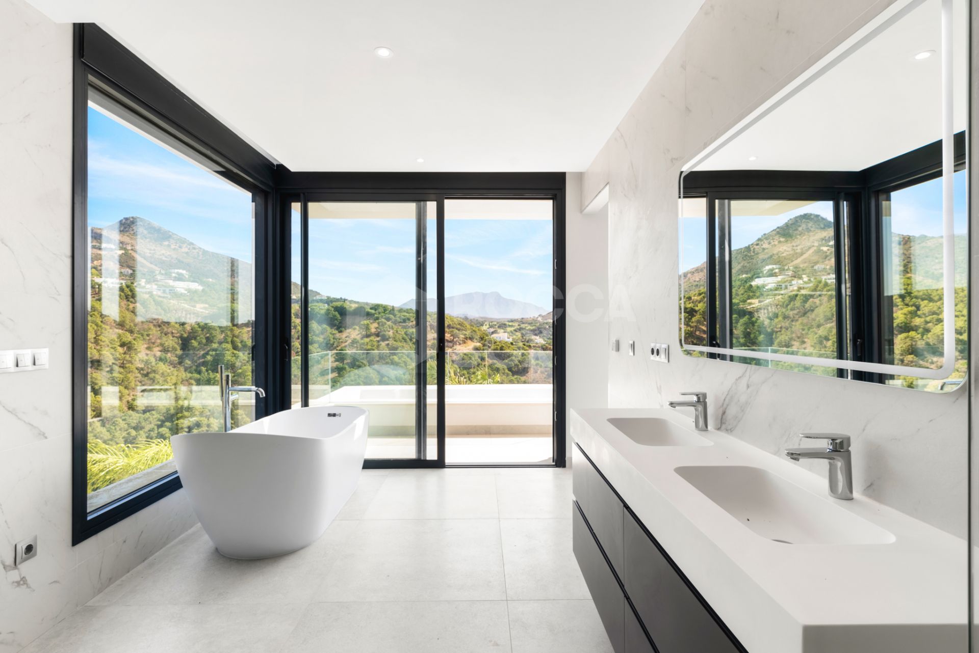 Luxurious Modern Villa with Panoramic Views in Monte Mayor