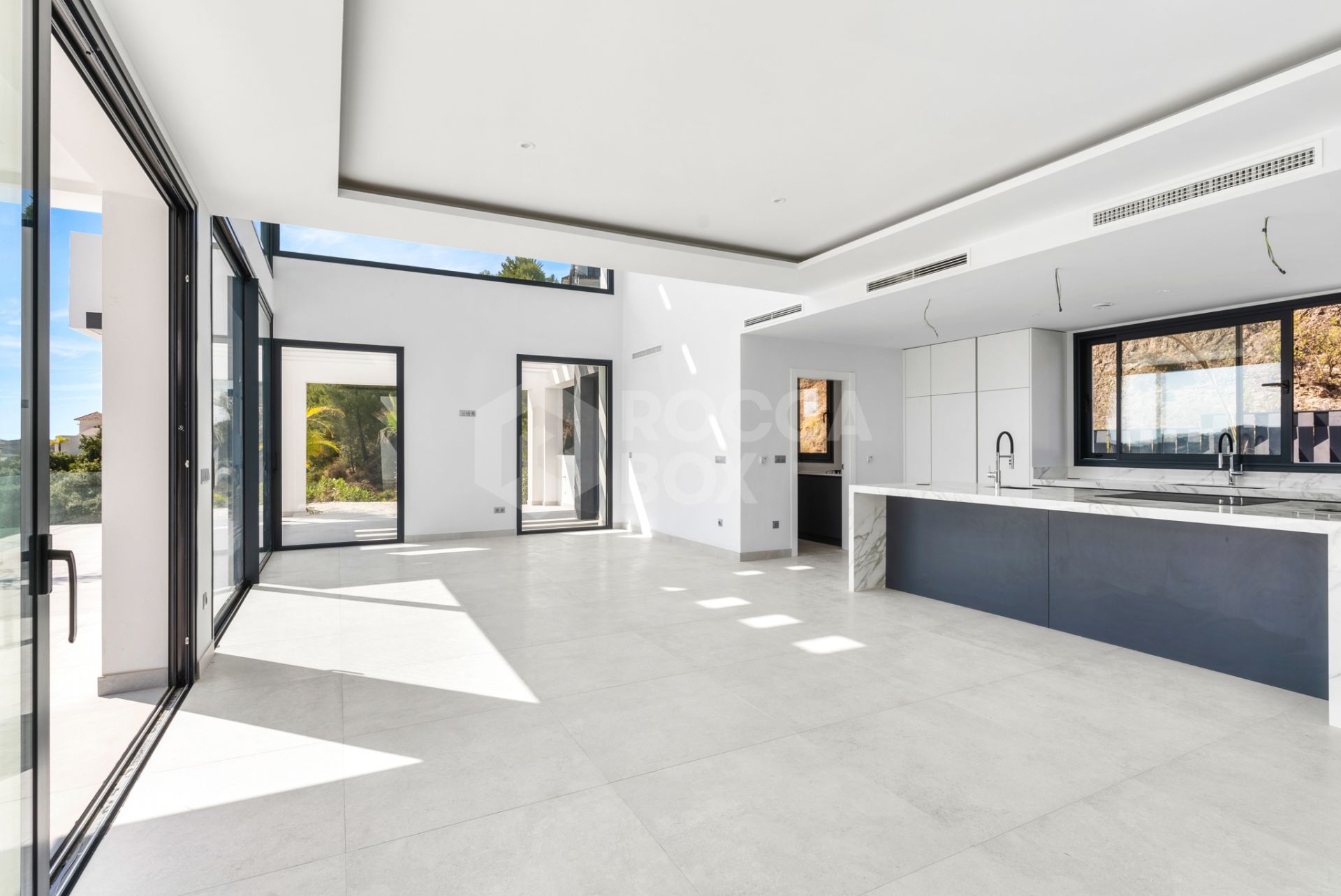 Luxurious Modern Villa with Panoramic Views in Monte Mayor