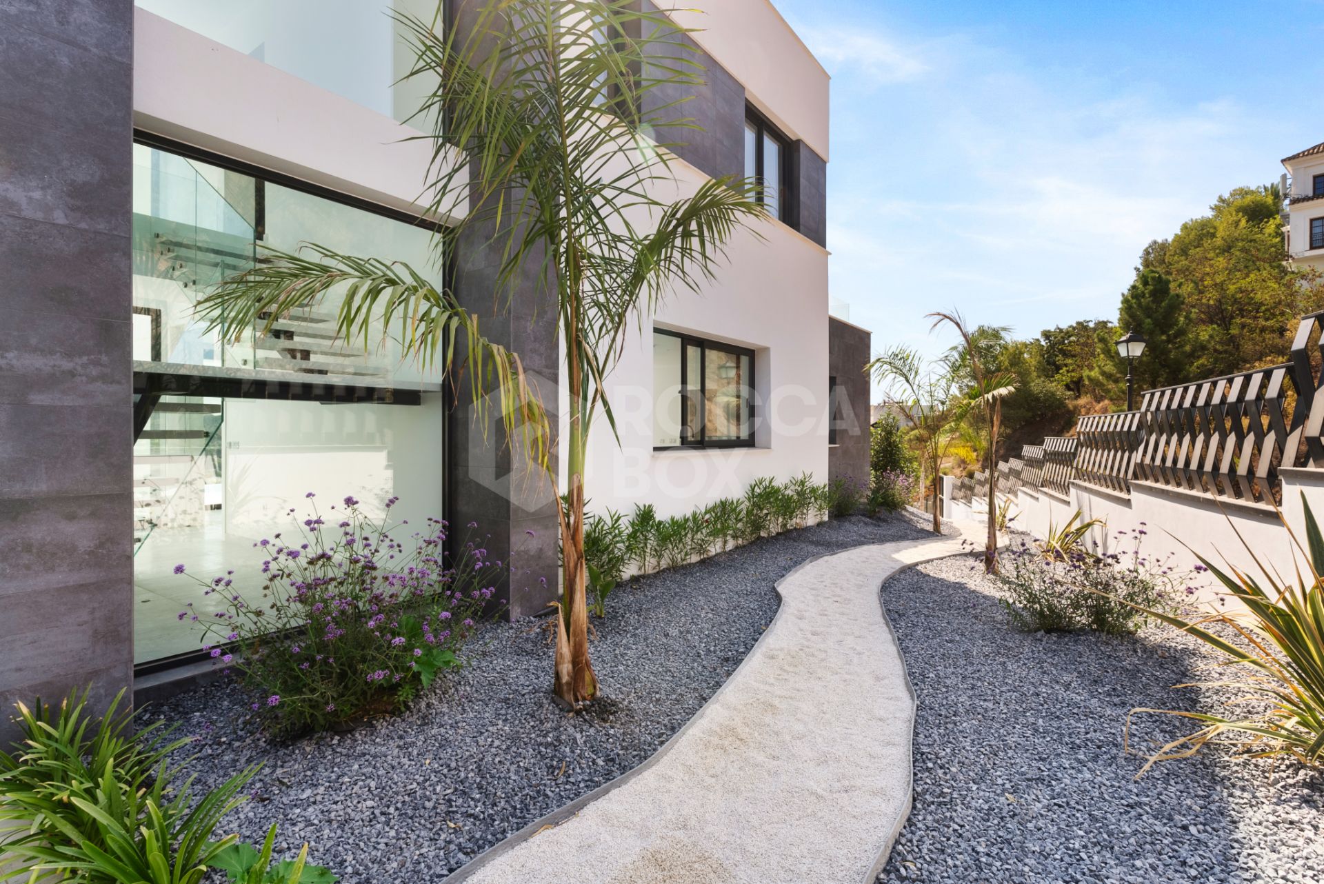 Luxurious Modern Villa with Panoramic Views in Monte Mayor