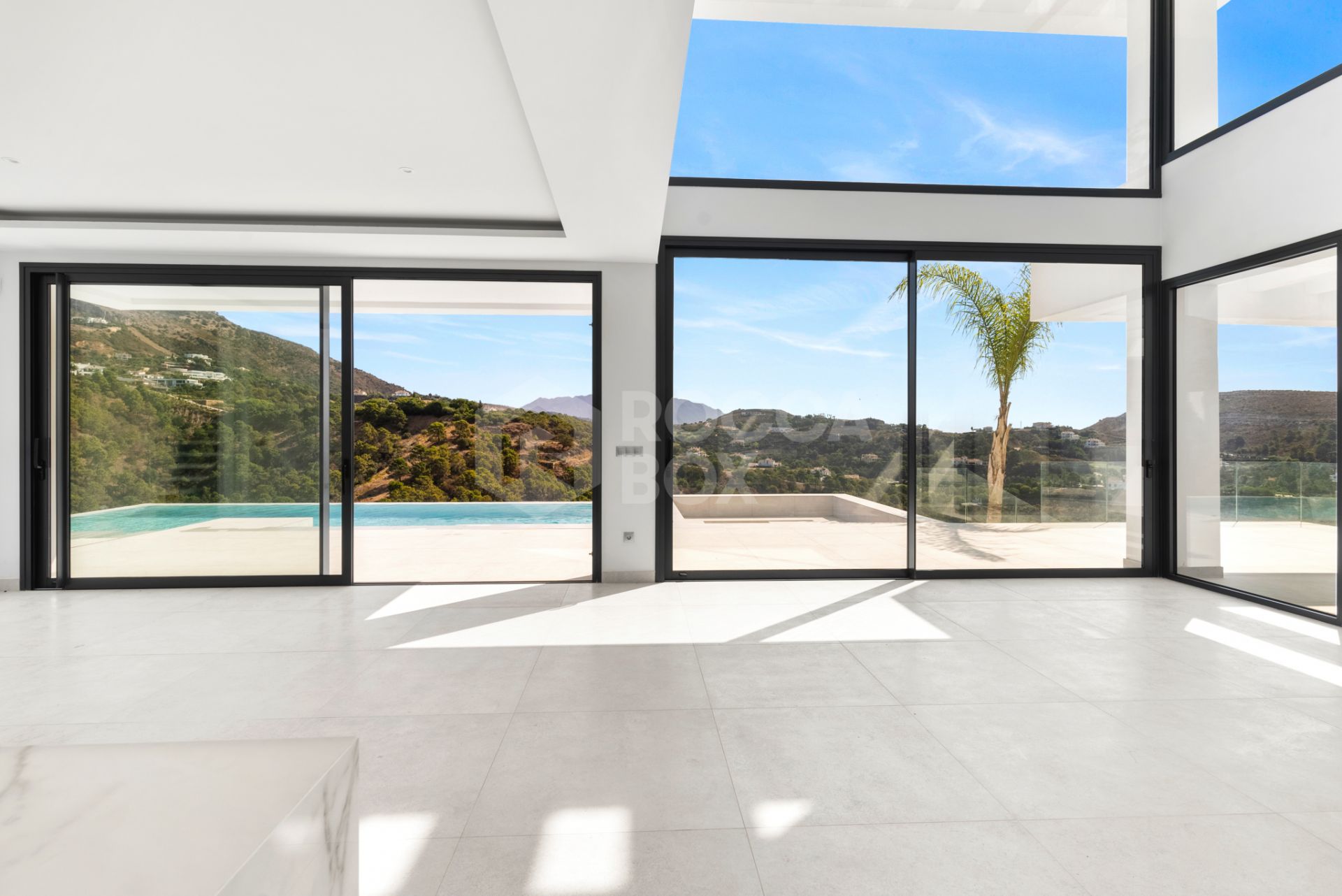 Luxurious Modern Villa with Panoramic Views in Monte Mayor