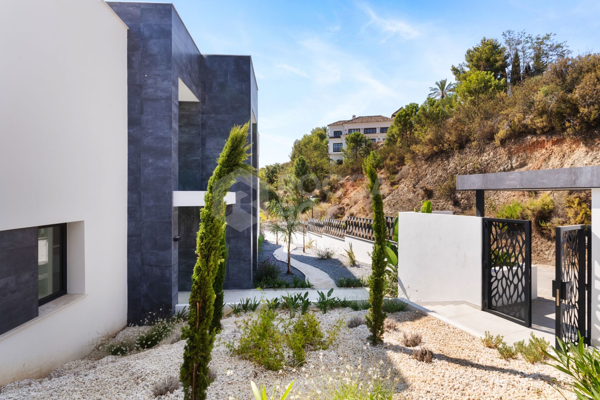 Luxurious Modern Villa with Panoramic Views in Monte Mayor