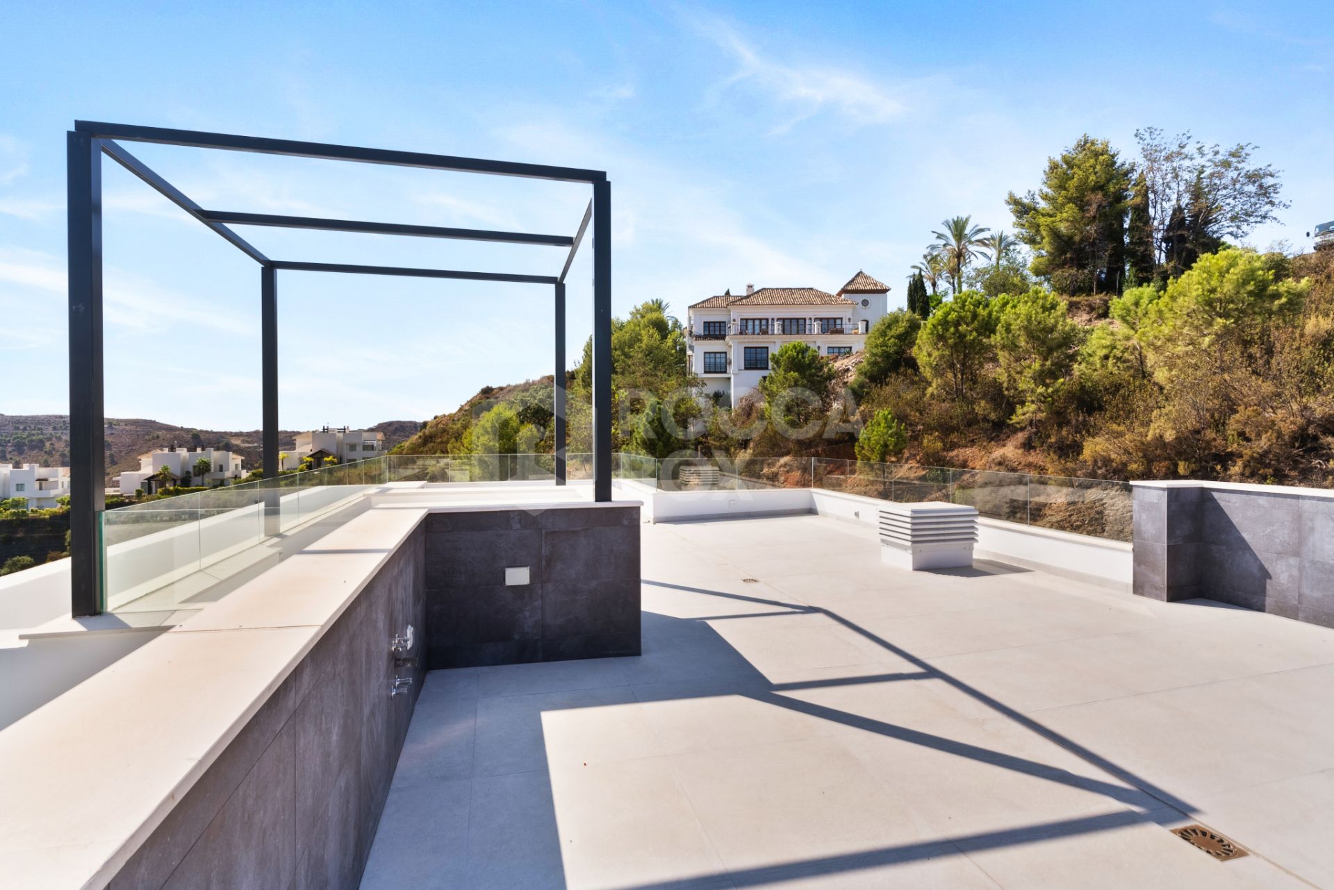 Luxurious Modern Villa with Panoramic Views in Monte Mayor
