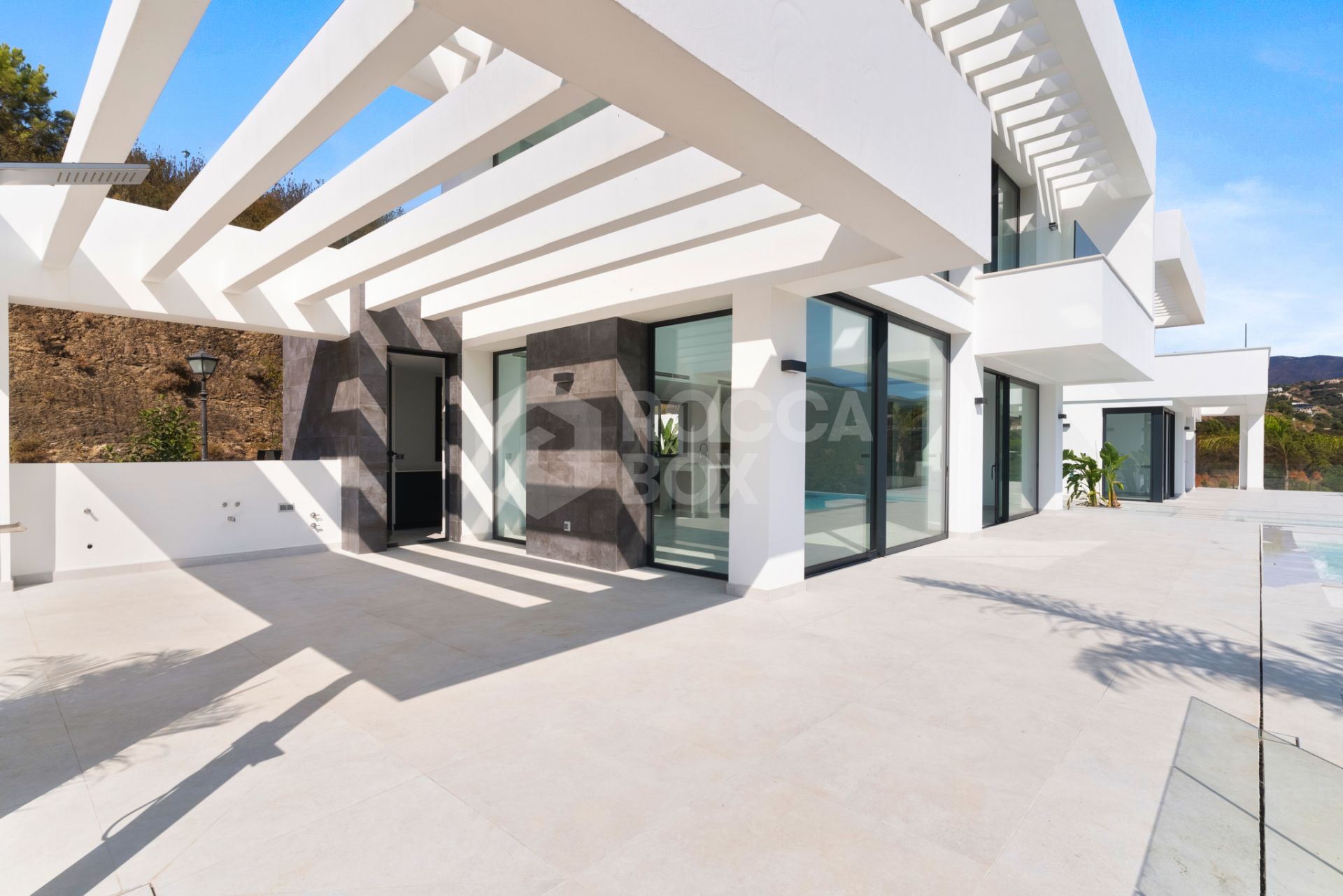 Luxurious Modern Villa with Panoramic Views in Monte Mayor