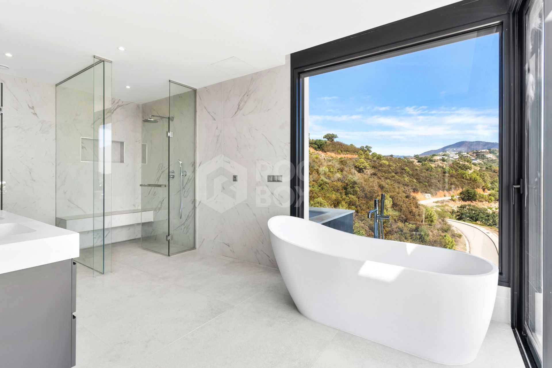 Luxurious Modern Villa with Panoramic Views in Monte Mayor