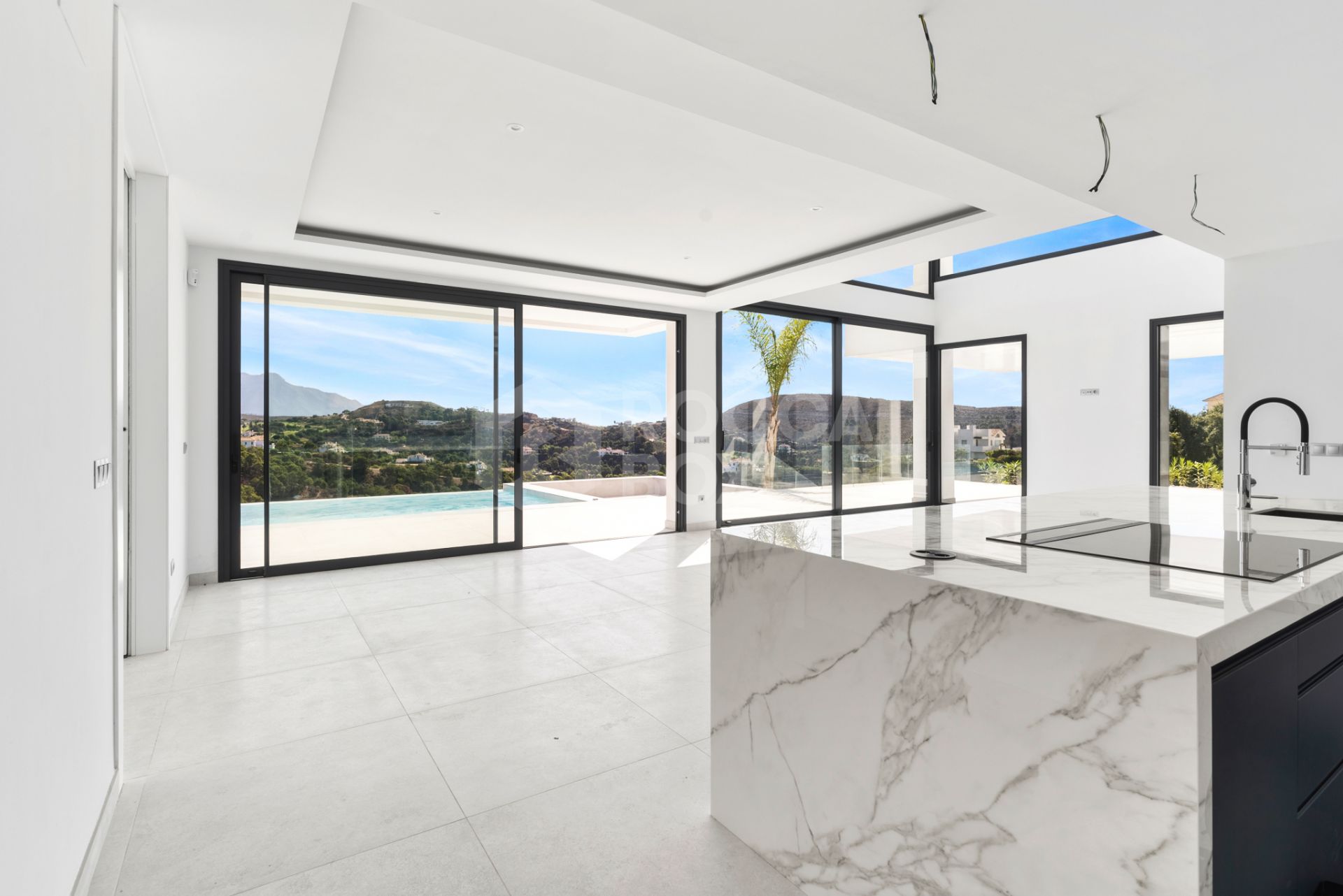 Luxurious Modern Villa with Panoramic Views in Monte Mayor