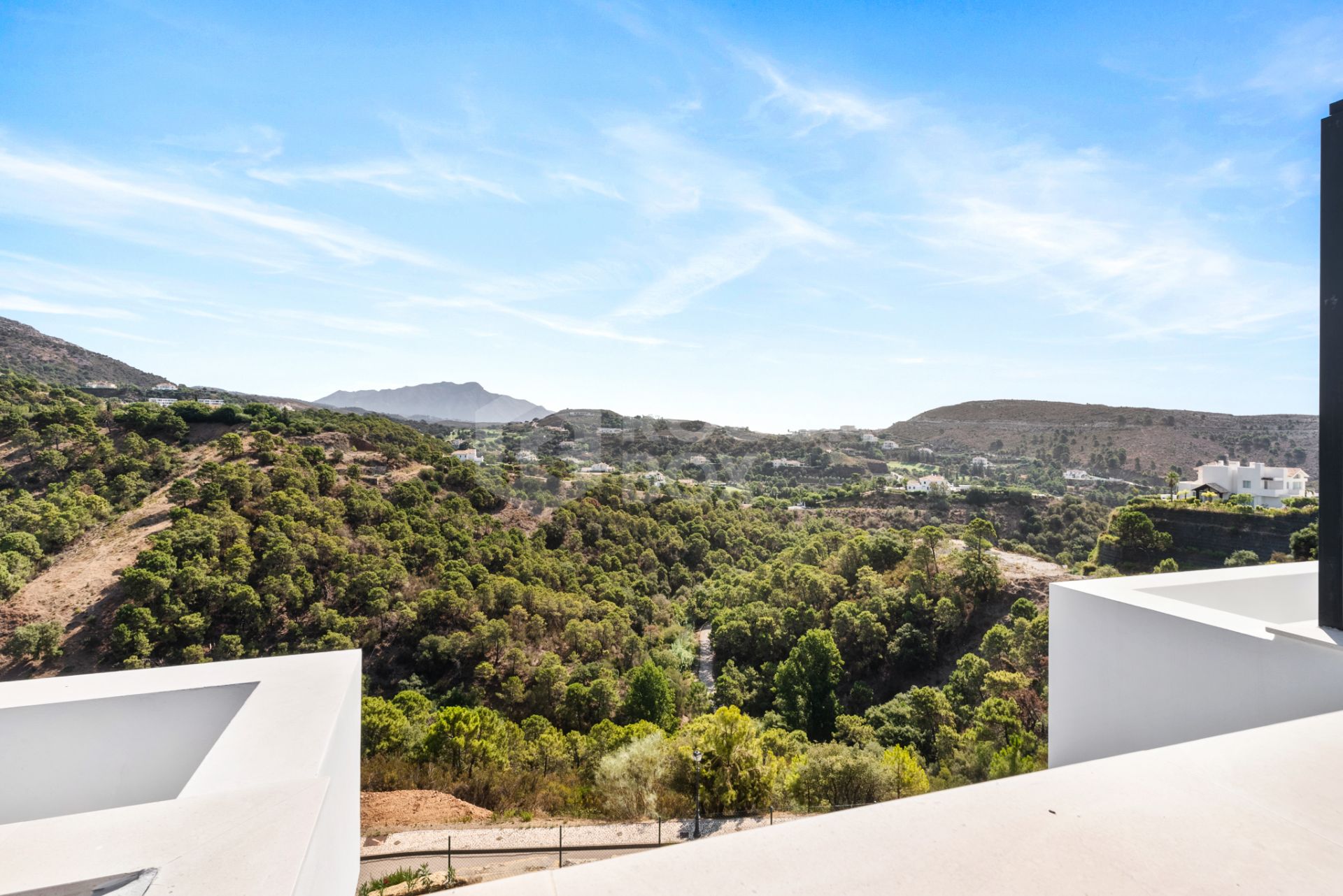 Luxurious Modern Villa with Panoramic Views in Monte Mayor