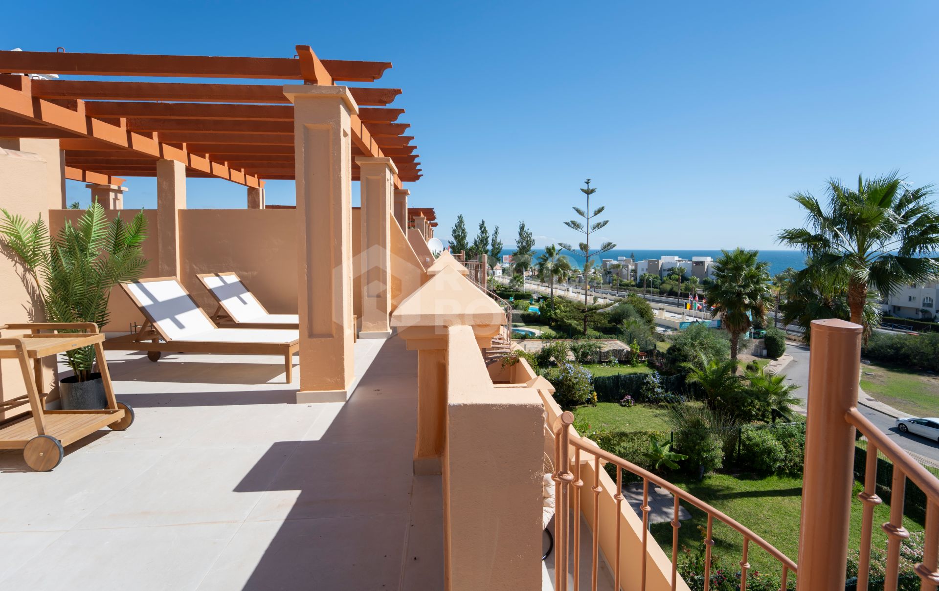 MODERN TOWNHOUSE WITH SEA VIEWS