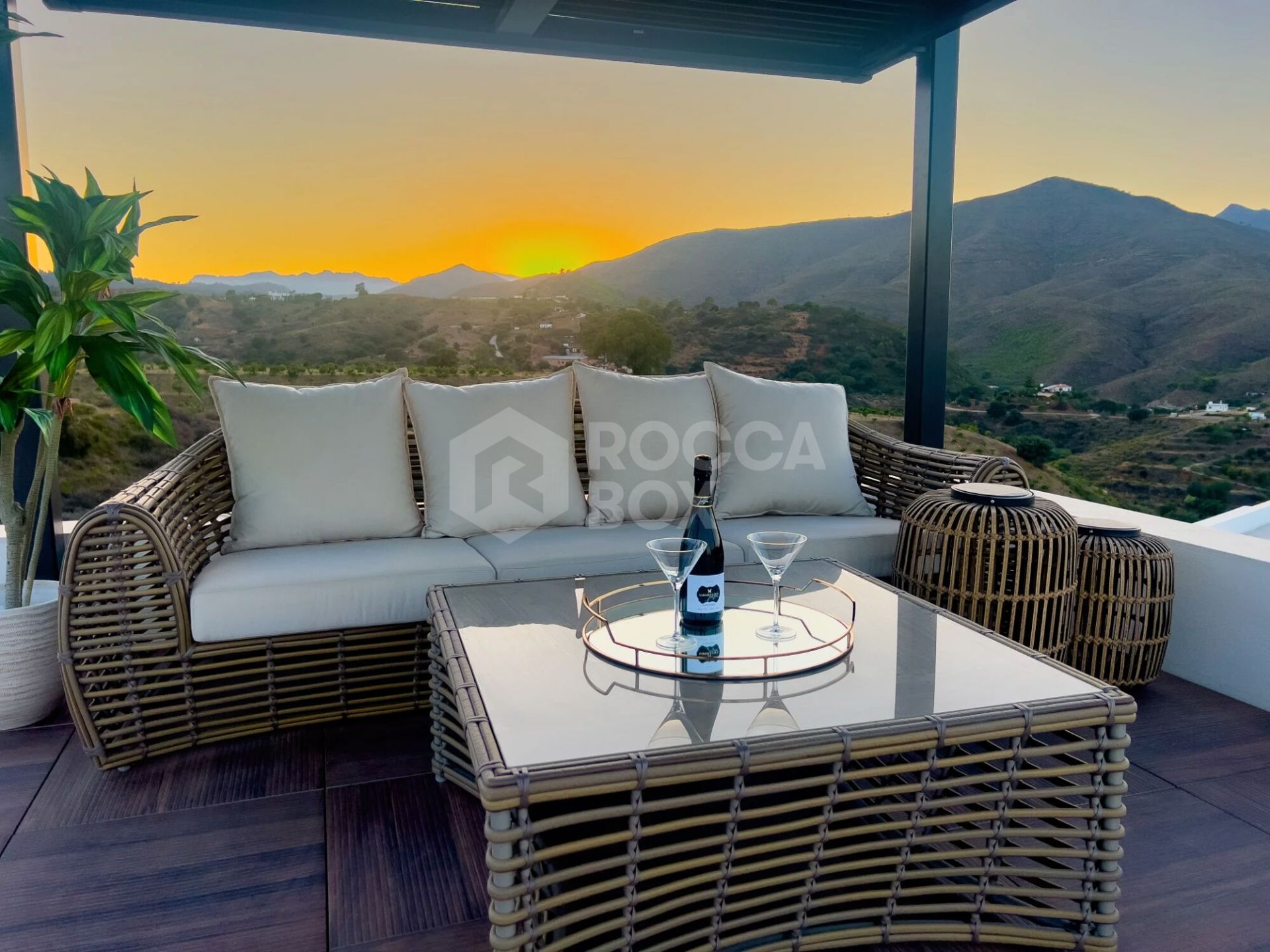 Exquisite Front Line Golf Villa with Breathtaking Views in Mijas: A Golfer's Paradise