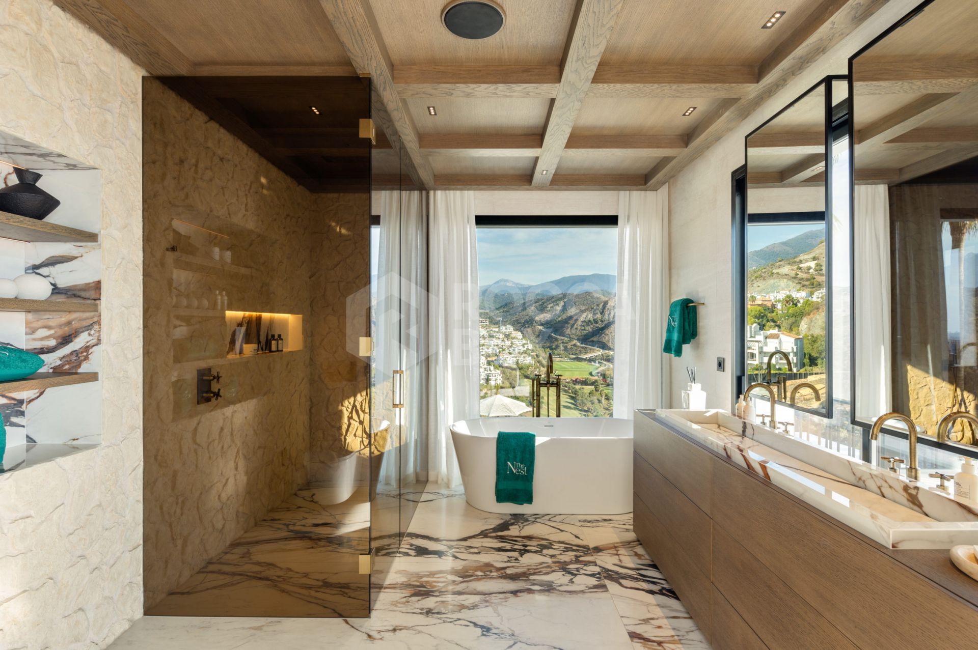 VILLA WITH SEA VIEWS IN MARBELLA