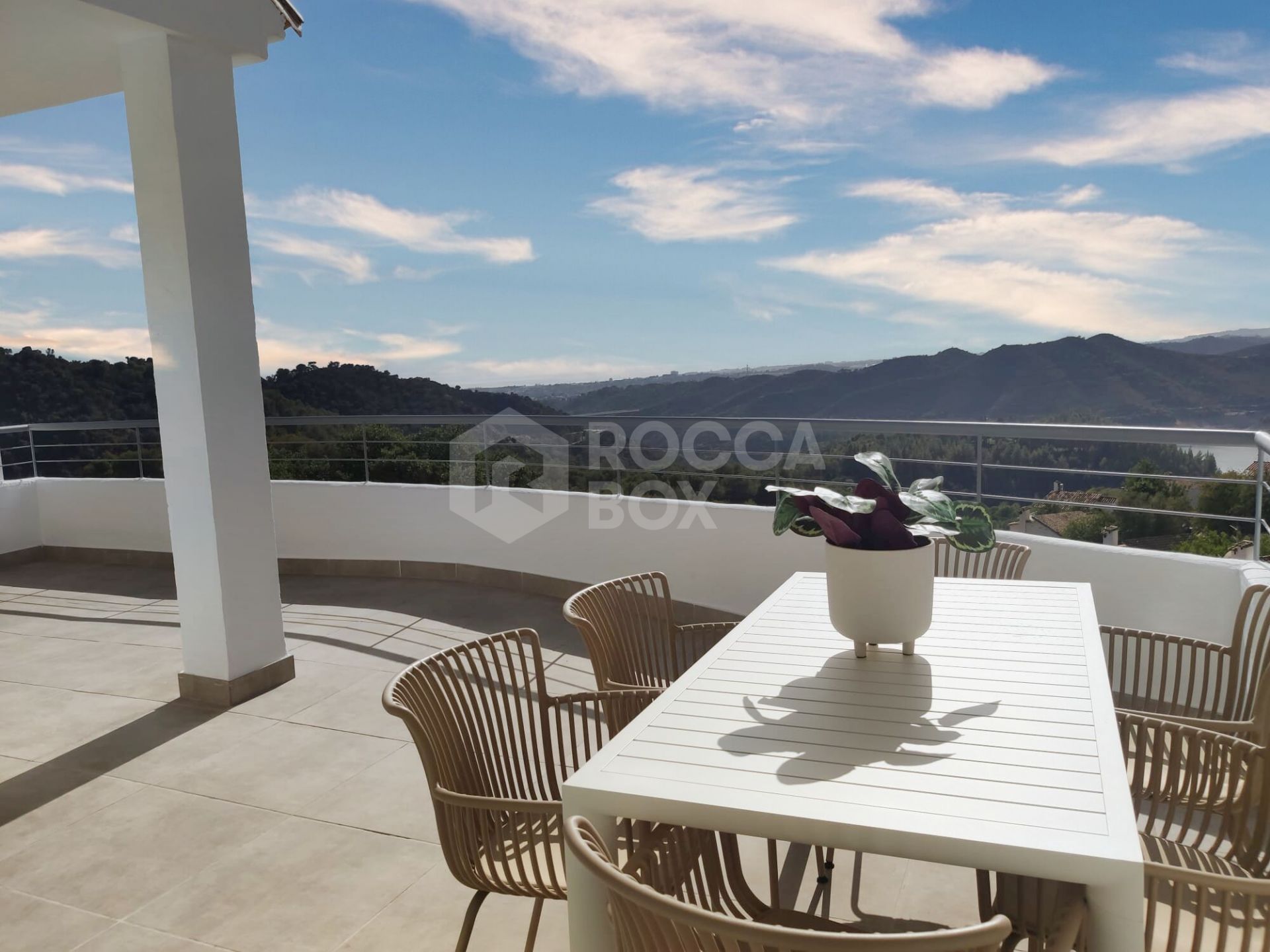 Natural Treasures in Istán: 2 Bedroom Apartment with Panoramic Views of the Sea and Concepción Reservoir