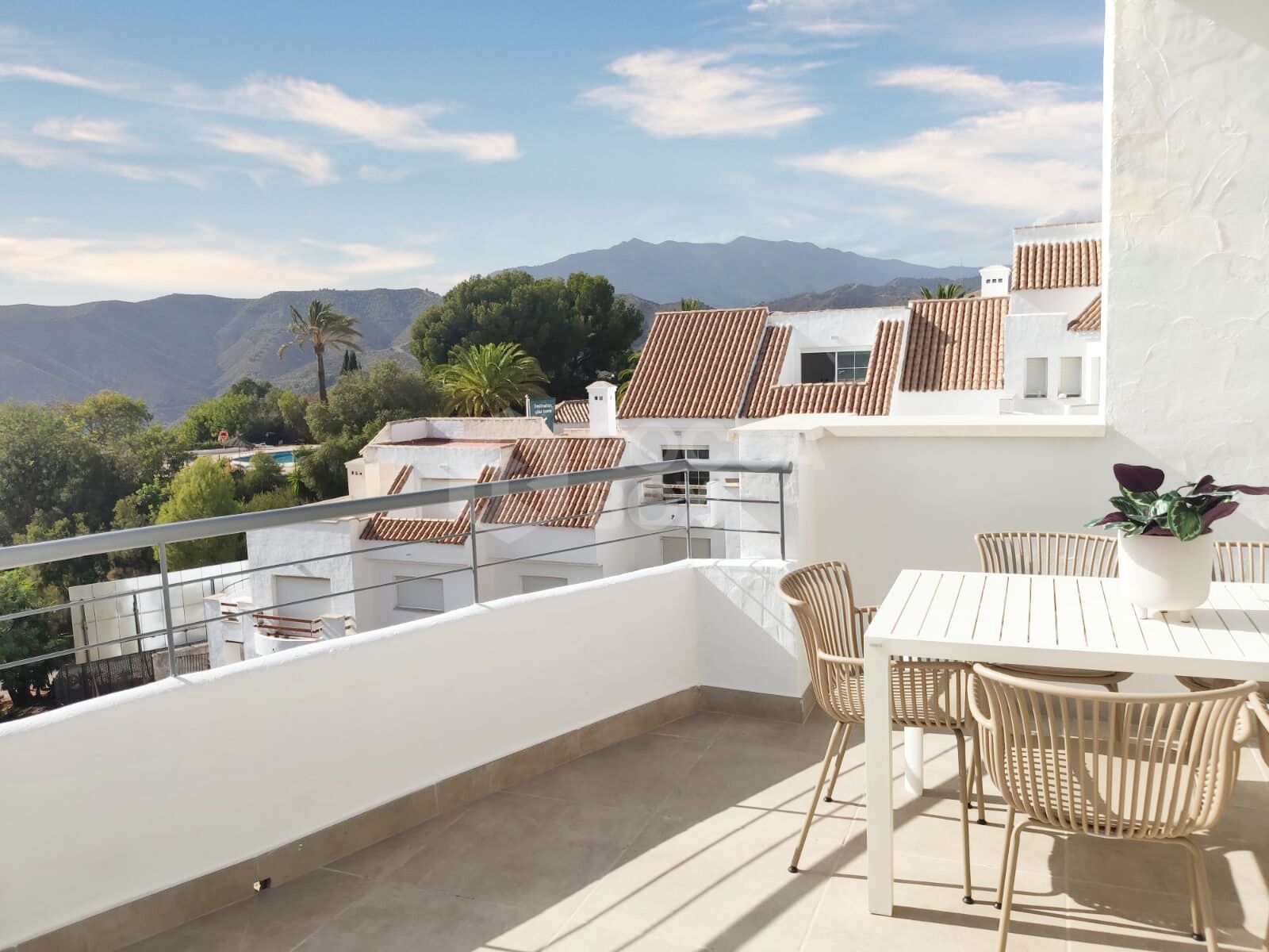Natural Treasures in Istán: 2 Bedroom Apartment with Panoramic Views of the Sea and Concepción Reservoir