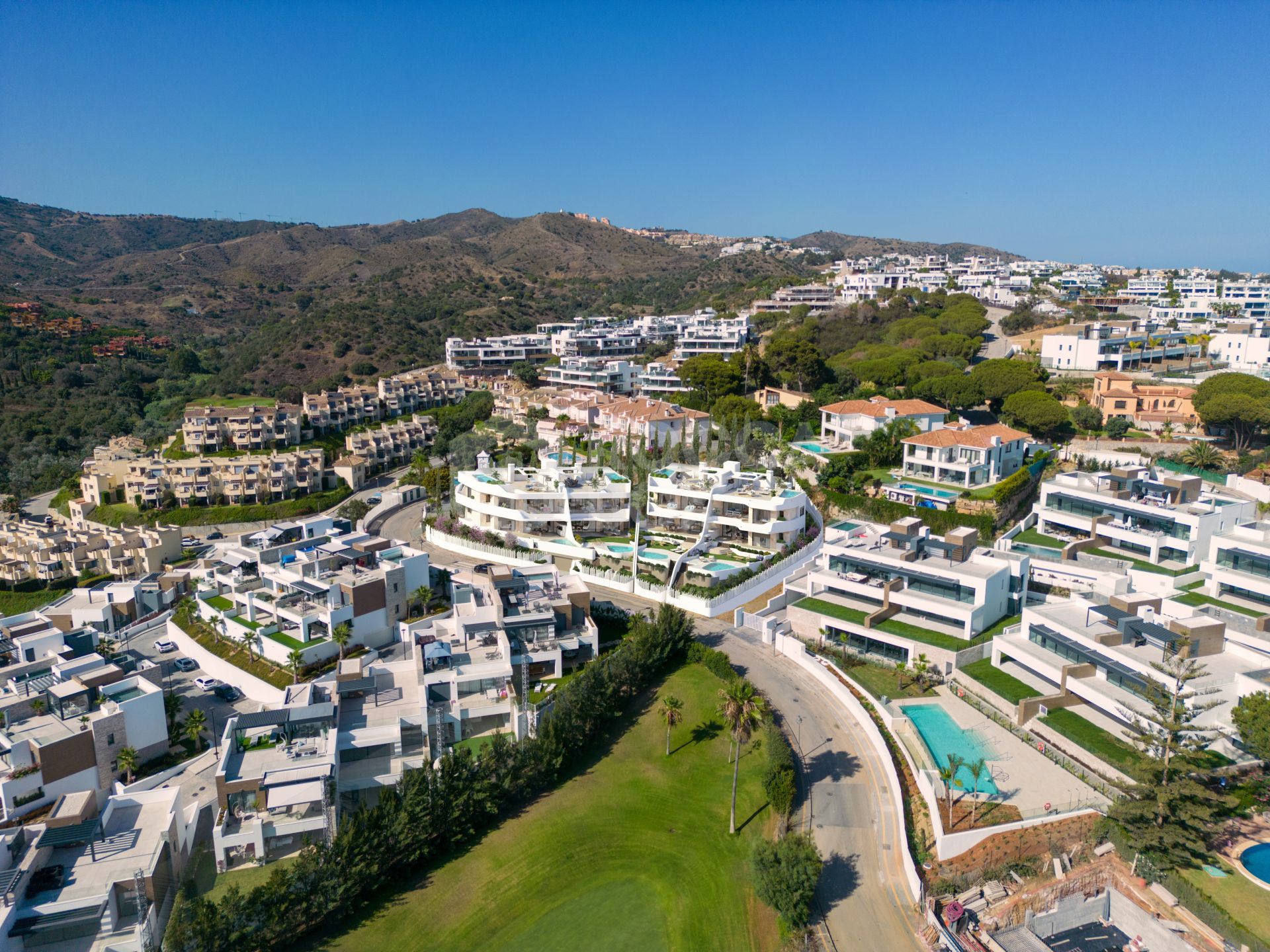 Sophisticated Seaside Living: 3-Bedroom Apartment with Private Pool, Panoramic Views in Estepona