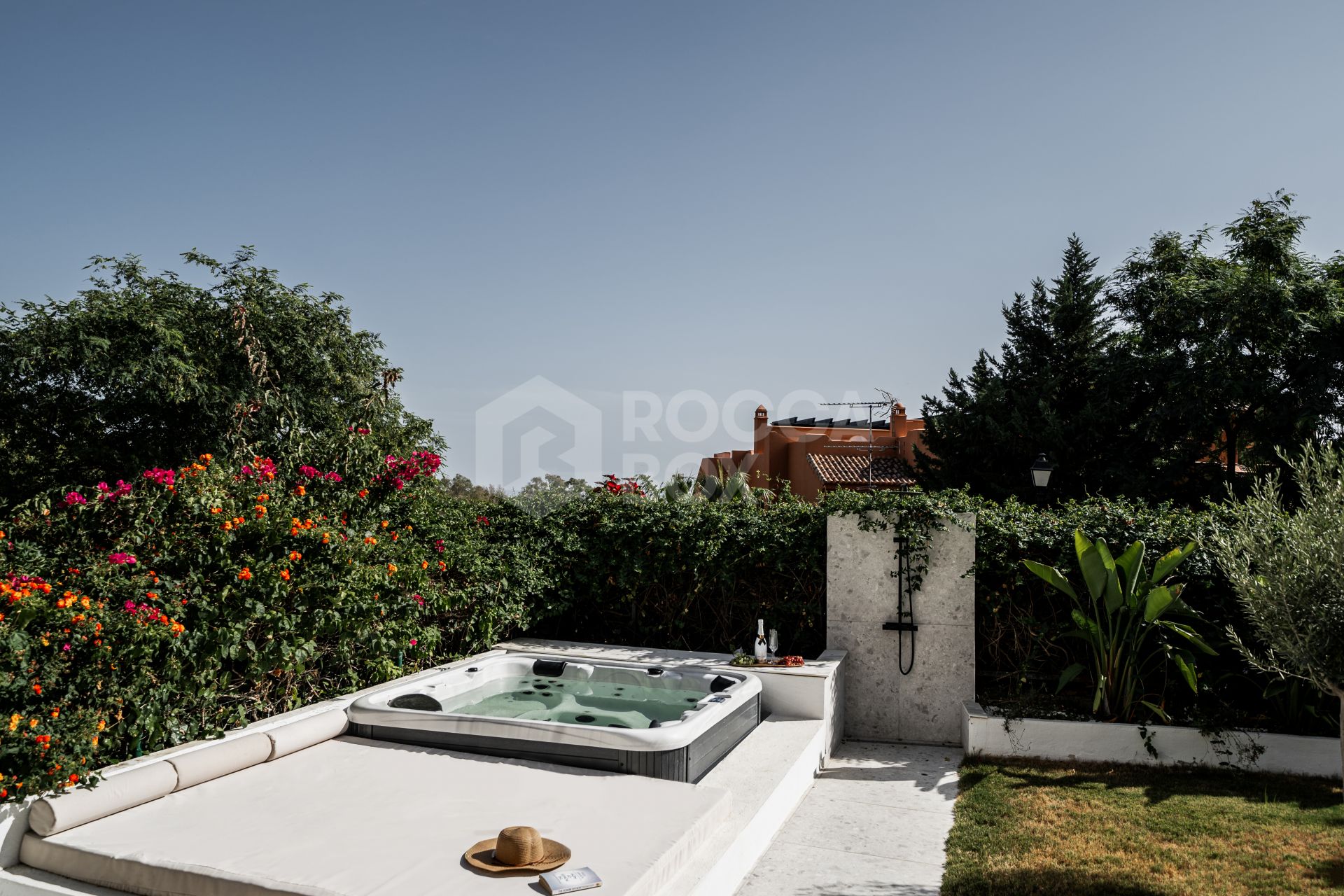 YOUR APARTMENT WITH PRIVATE JACUZZI IN MARBELLA