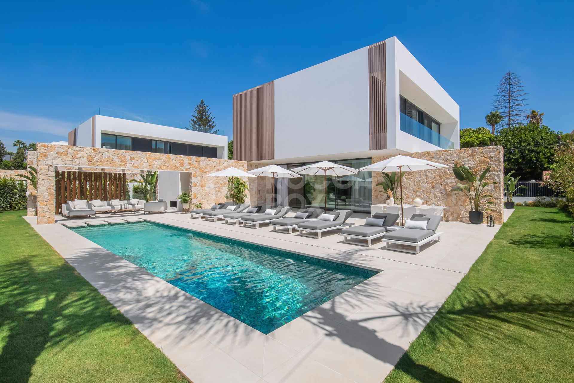 Golden Elegance: Luxurious Villa on the Marbella Golden Mile