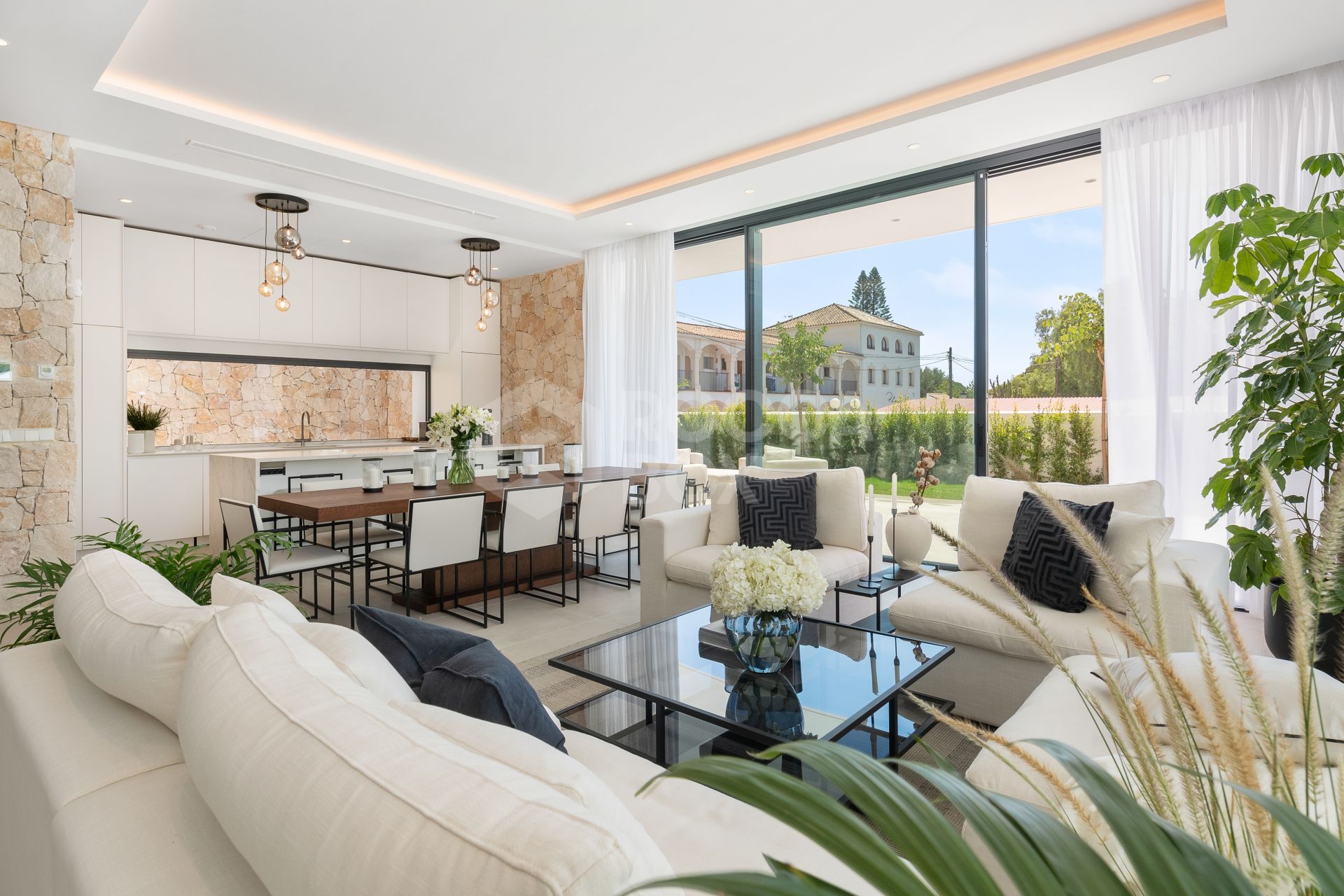 Golden Elegance: Luxurious Villa on the Marbella Golden Mile