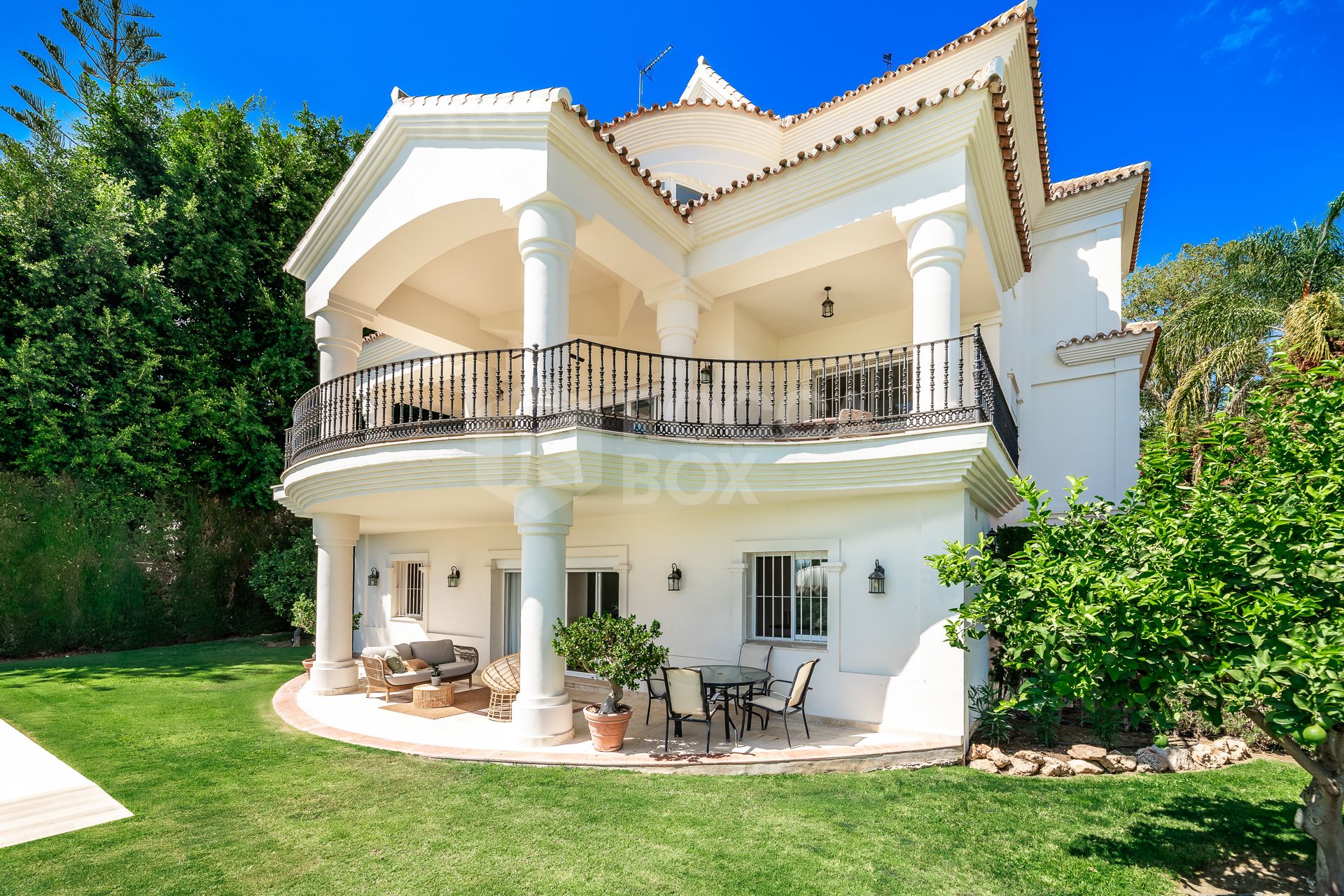 FRONT-LINE GOLF VILLA IN MARBELLA