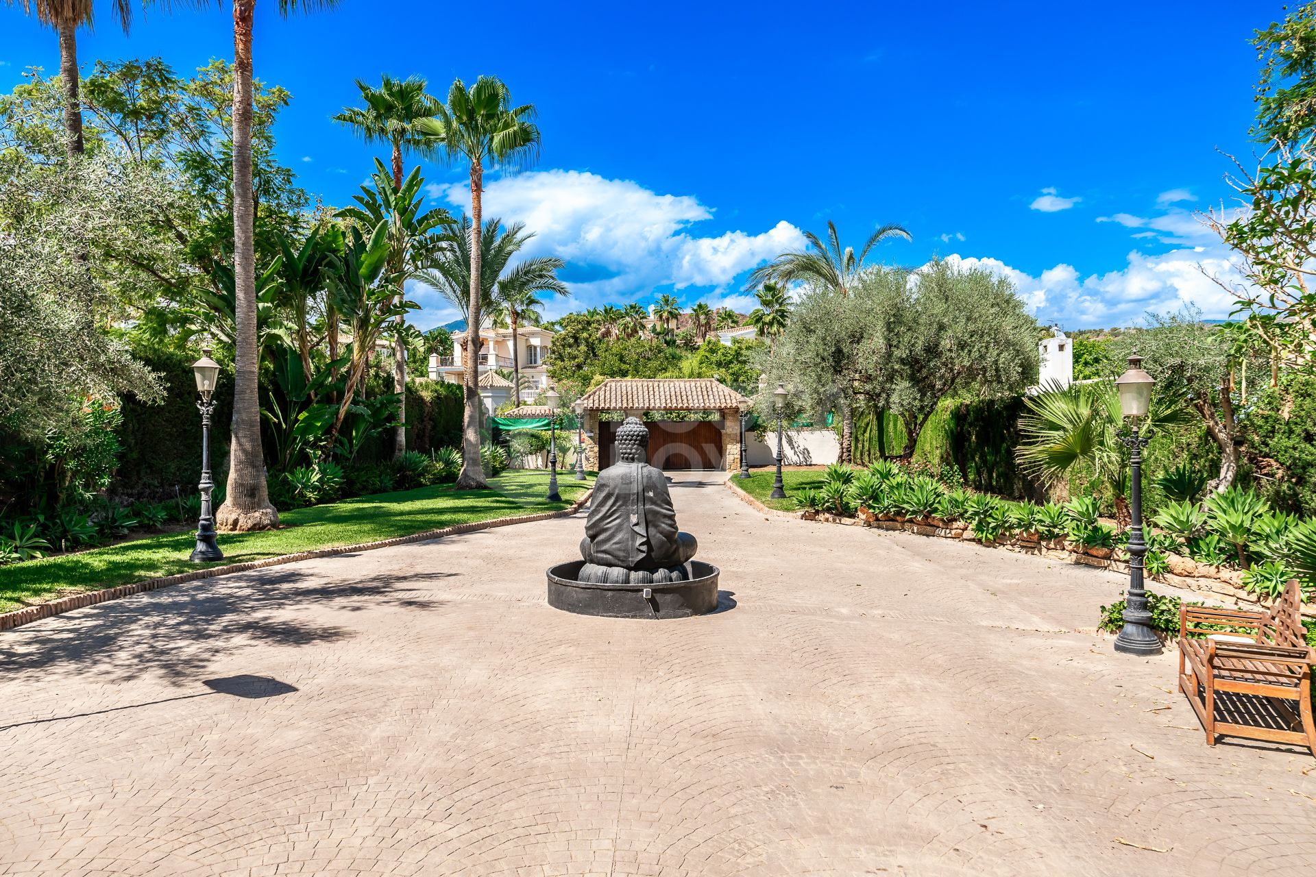 FRONT-LINE GOLF VILLA IN MARBELLA